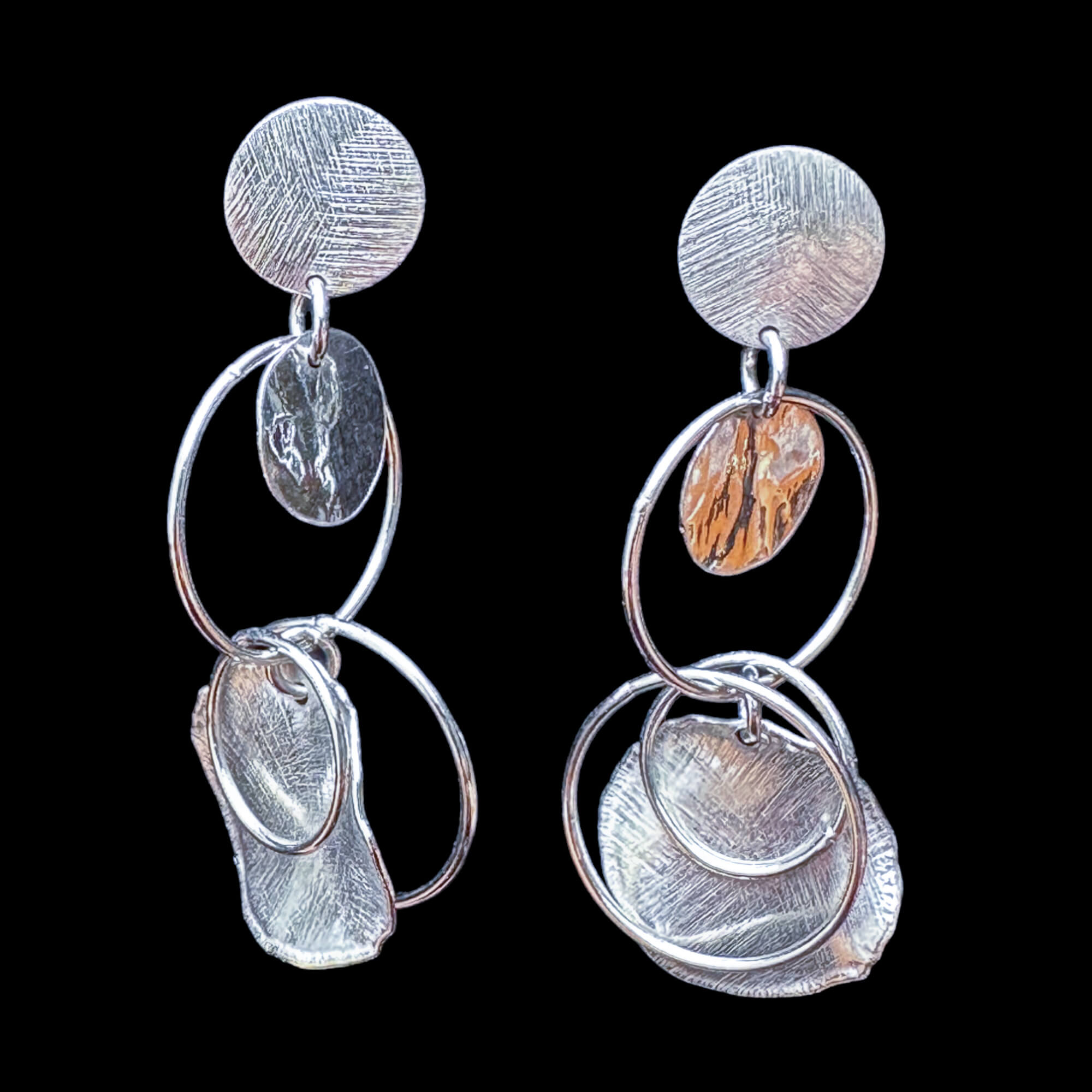 Open and closed round silver switching earrings