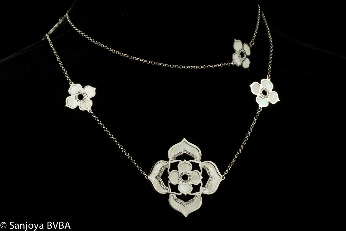 Long silver necklace decorated with flowers in mother of pearl