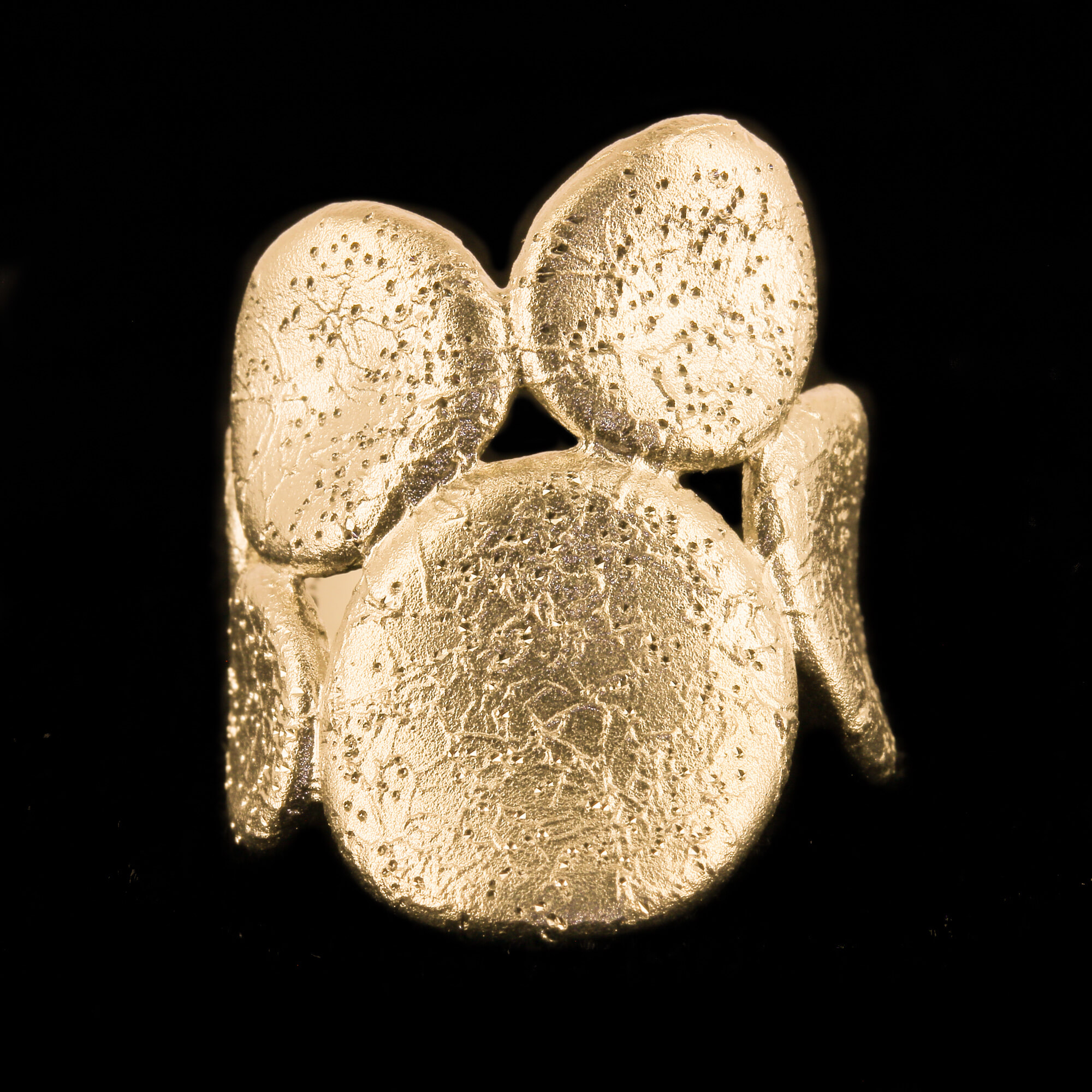 Gold-plated ring with oval-shaped operations