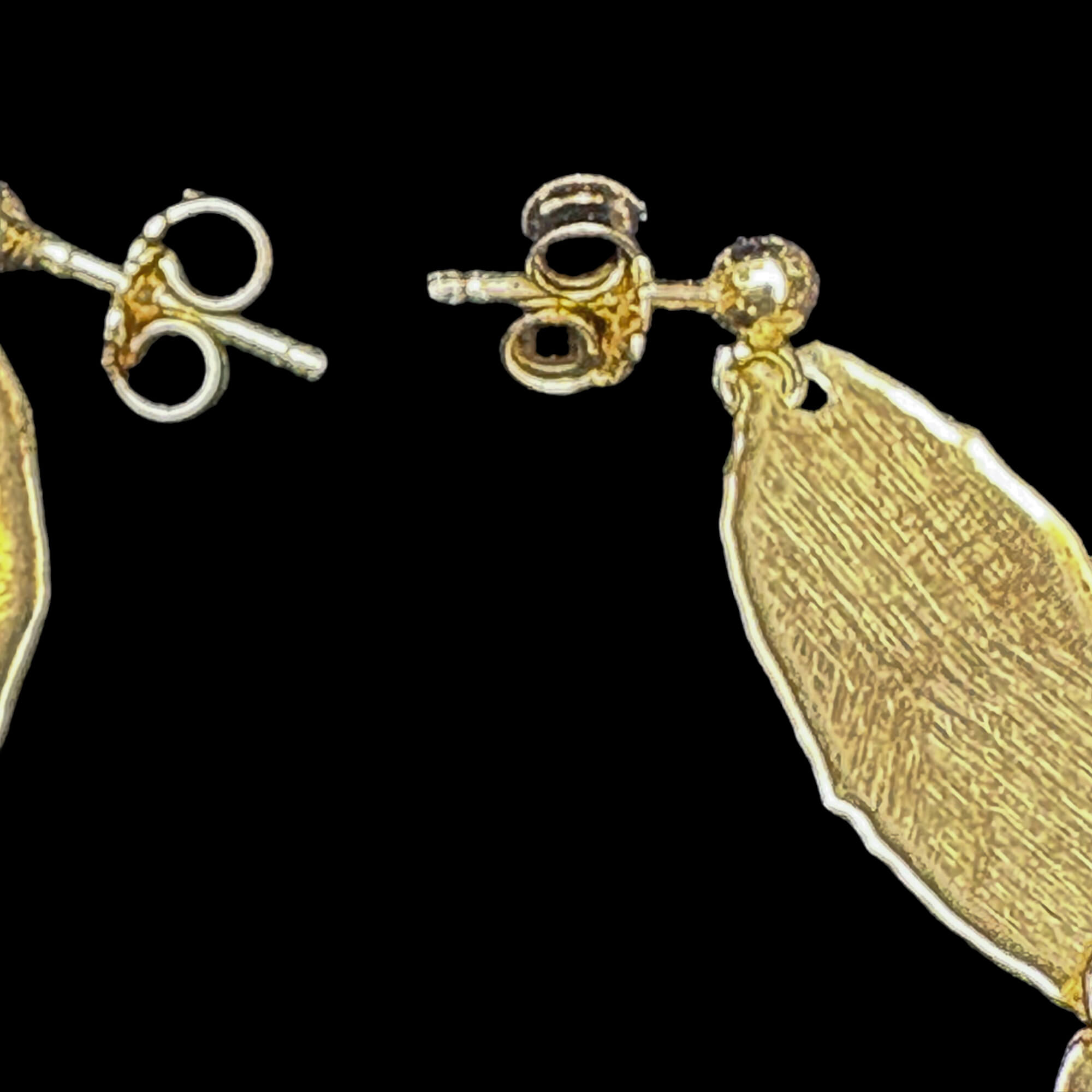 Short gilt silver earrings with oval links