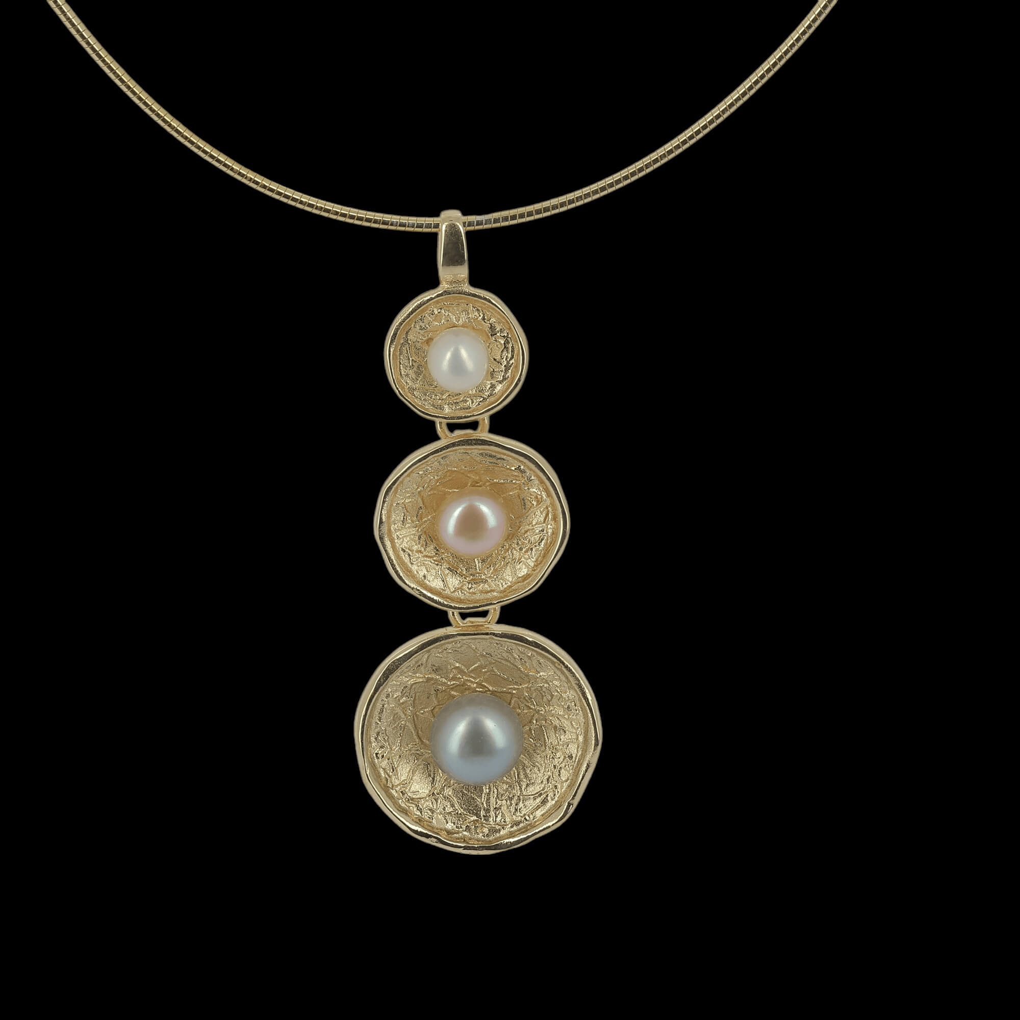 Decorated gold-plated pendant with three colors of pearls