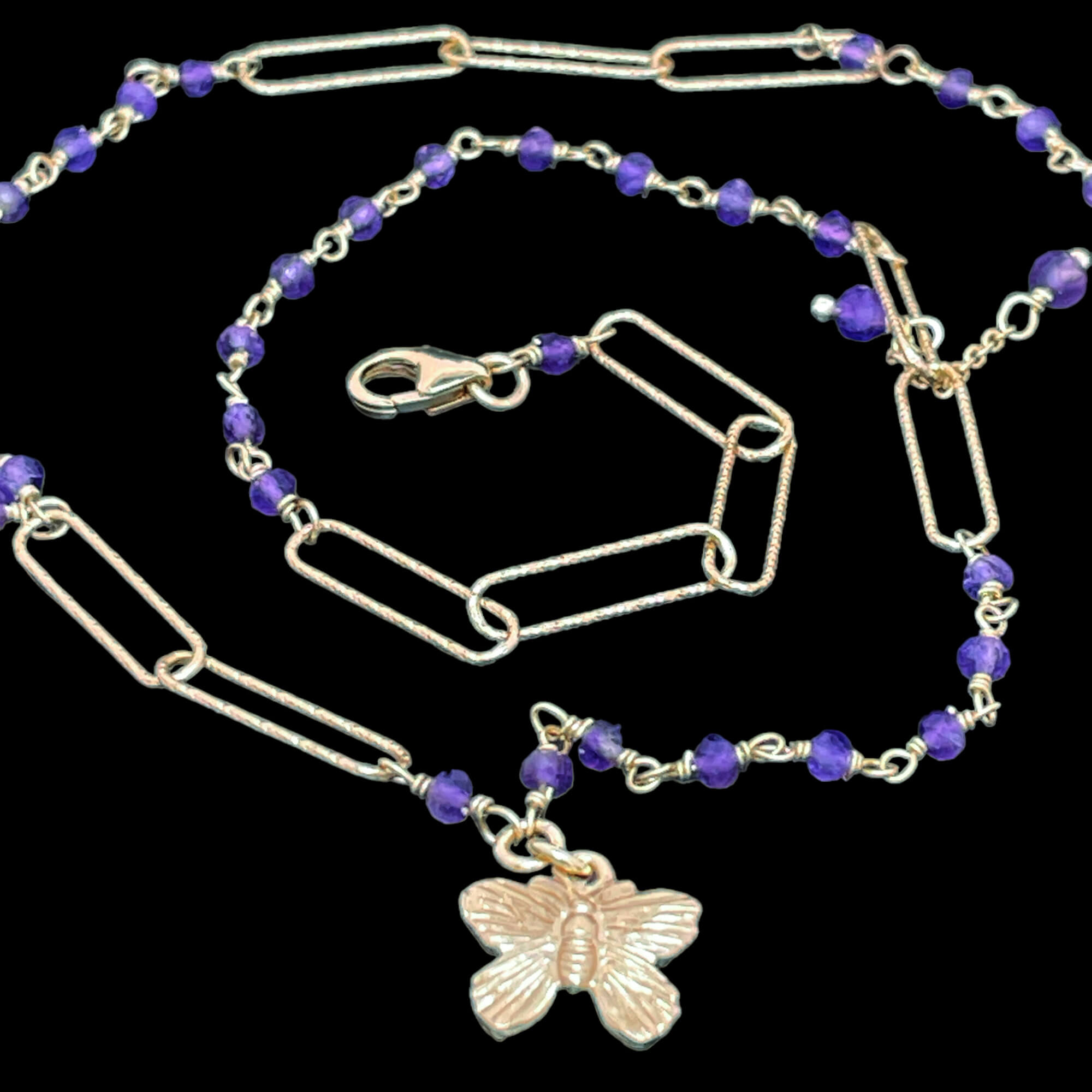 Collier plaqué or avec pierres d'améthyste et papillon