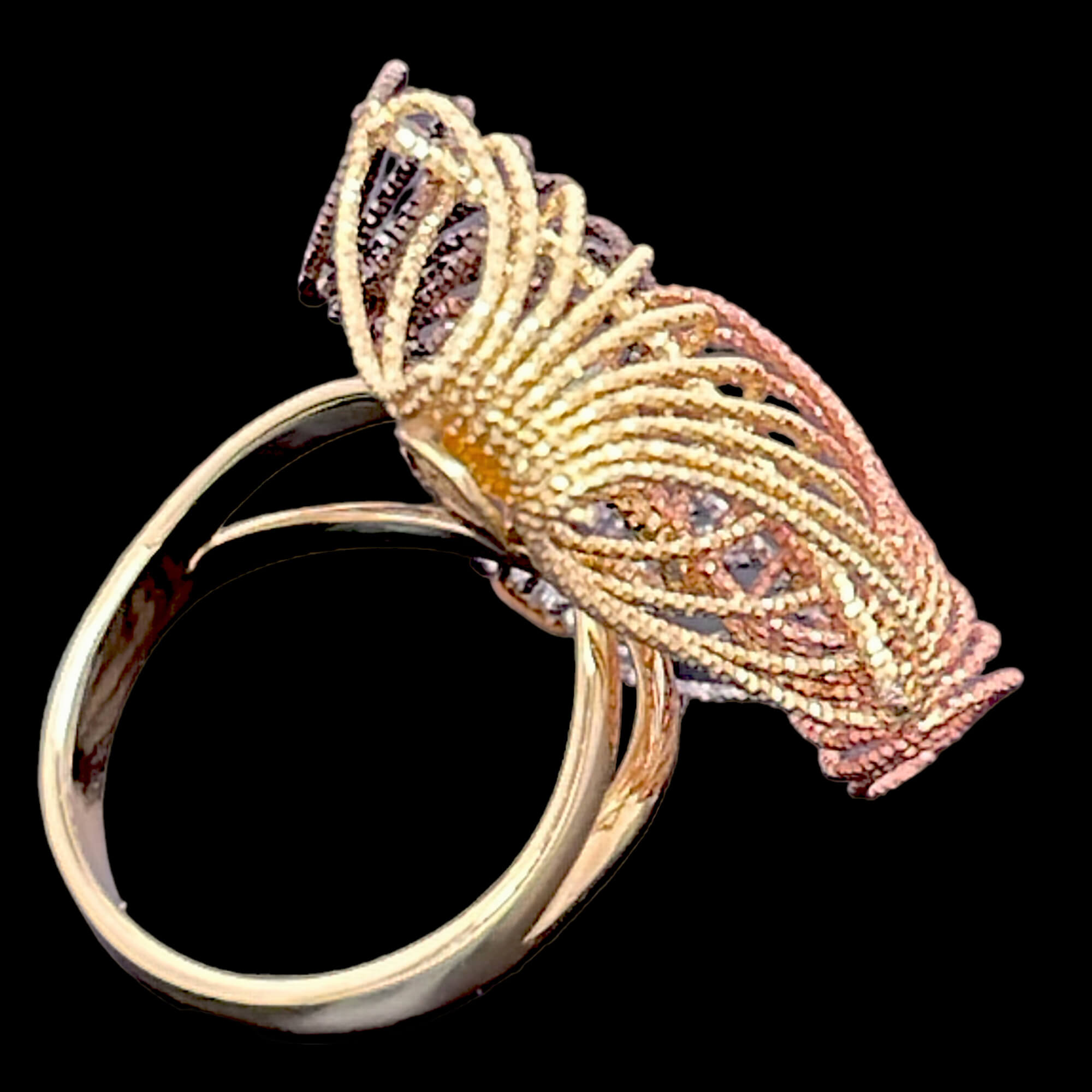 Bearbeiteter vierfarbiger Ring aus 18kt Gold