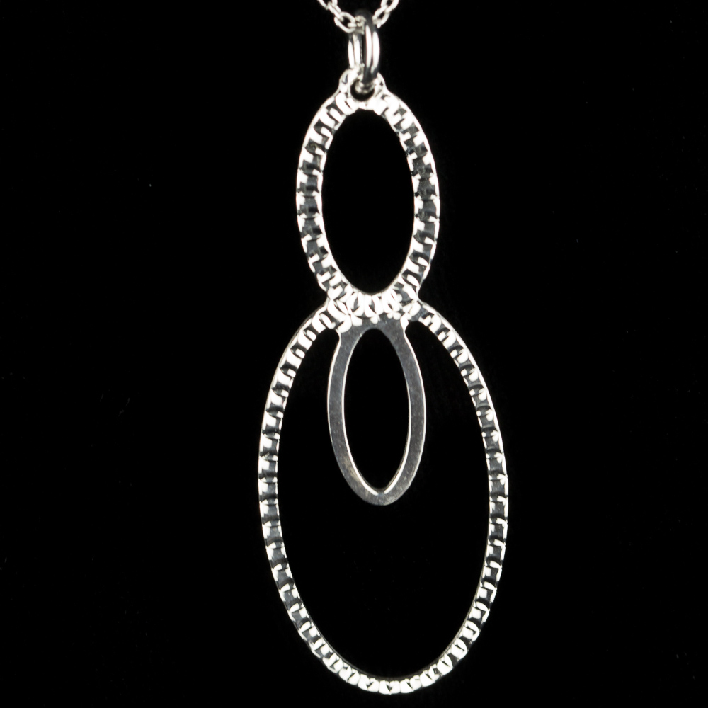 Silver oval pendant with necklace