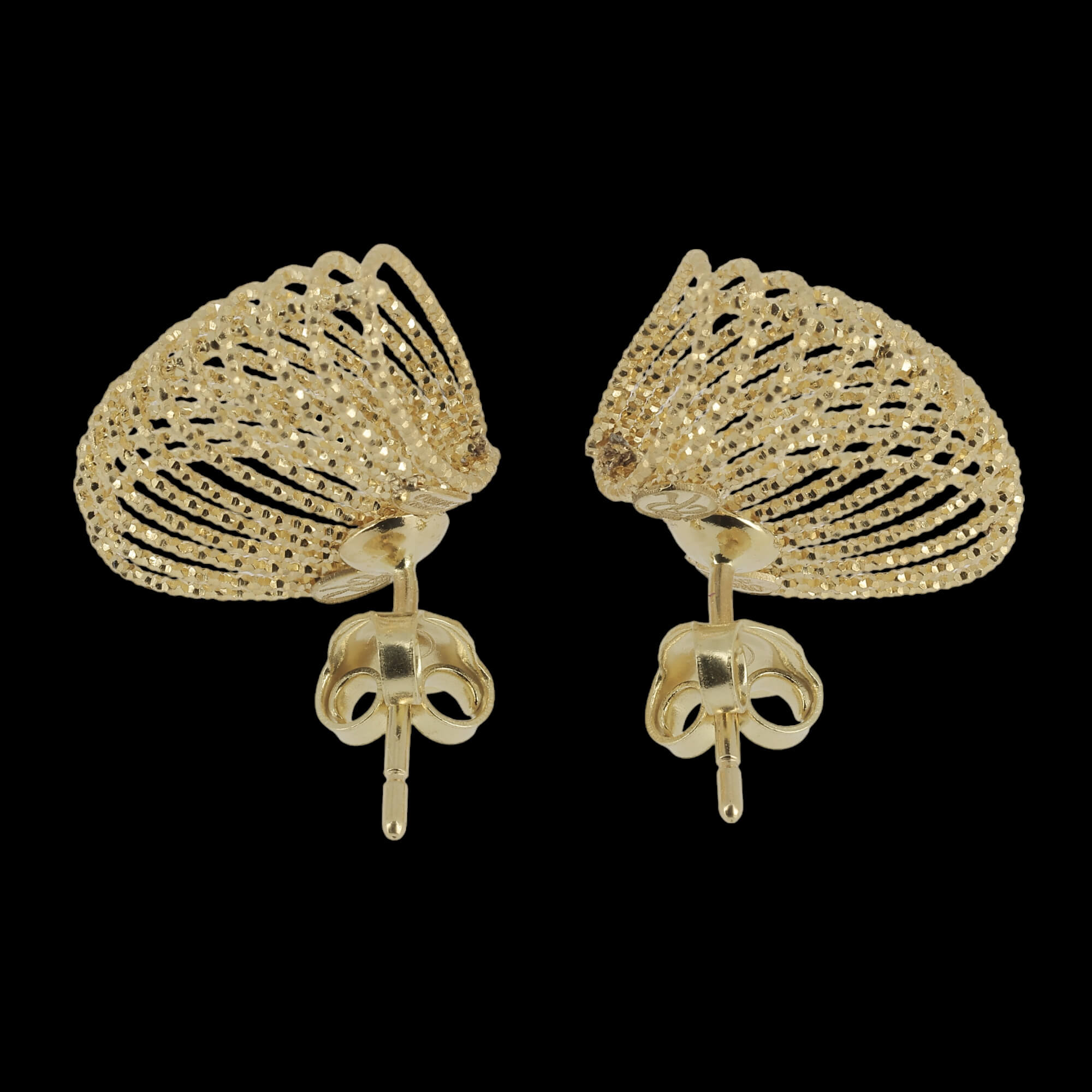 Boucles d'oreilles avec une coquille d'or à 18 kt