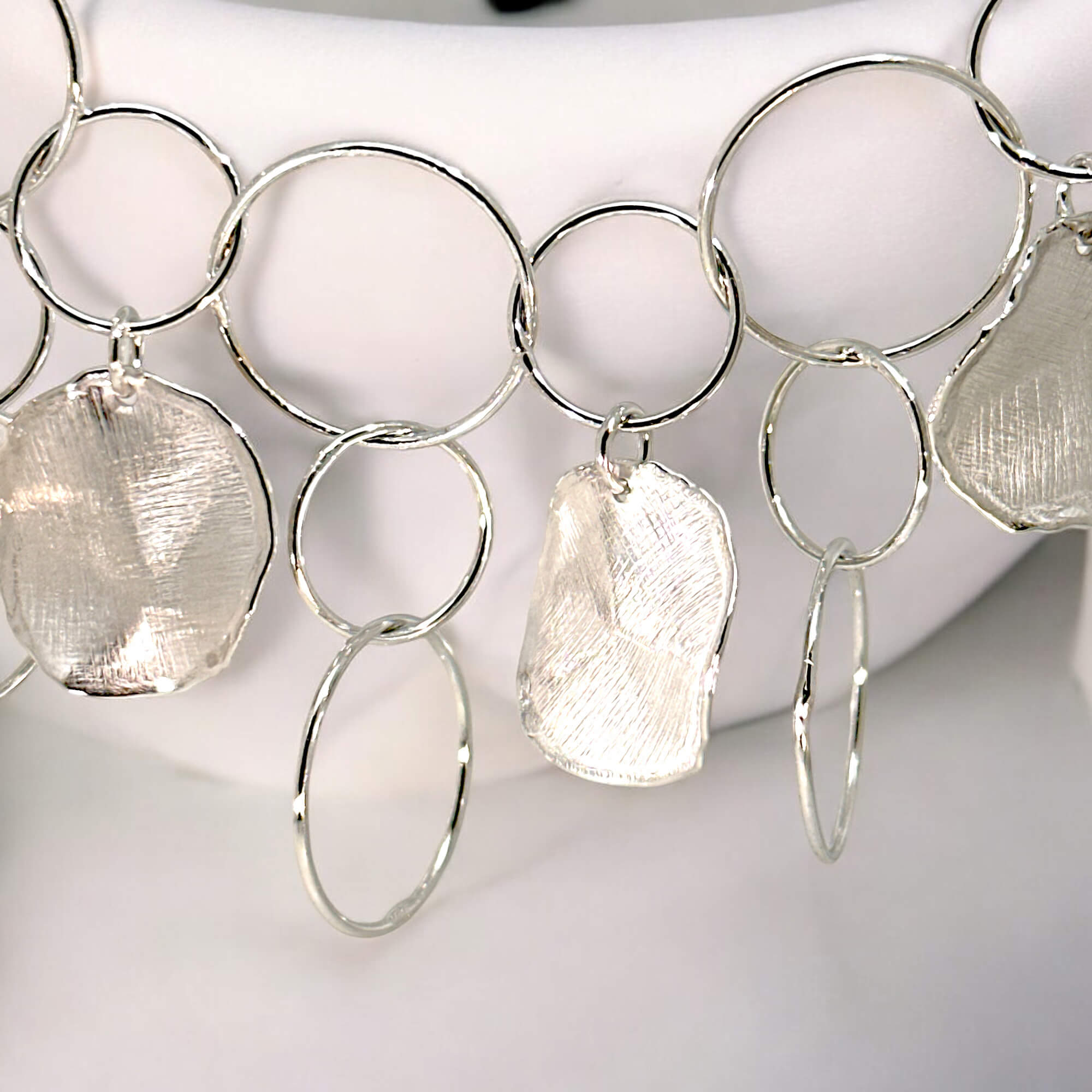 Open en gesloten ronde zilveren schakelketting