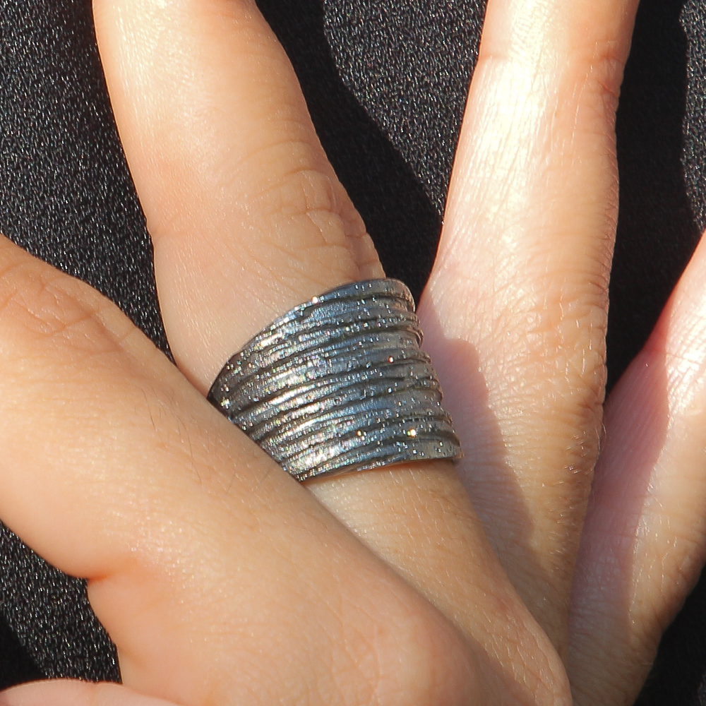 Brilliant and striped silver-gray ring