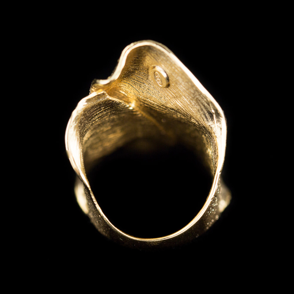 Wavy gold ring with sparkles, 14kt