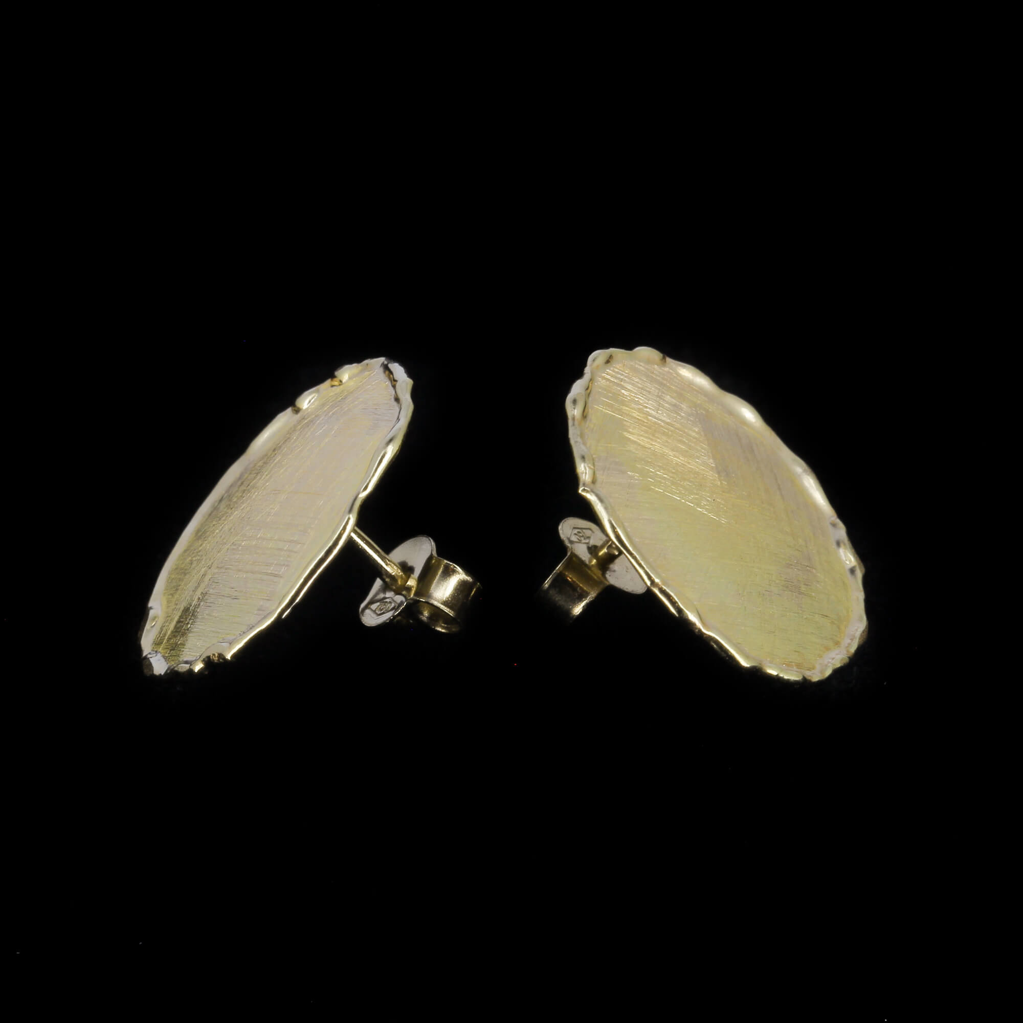 Small round and unmeated earrings of 18kt gold