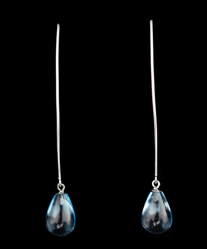 18kt white gold earrings with light blue topaz stone