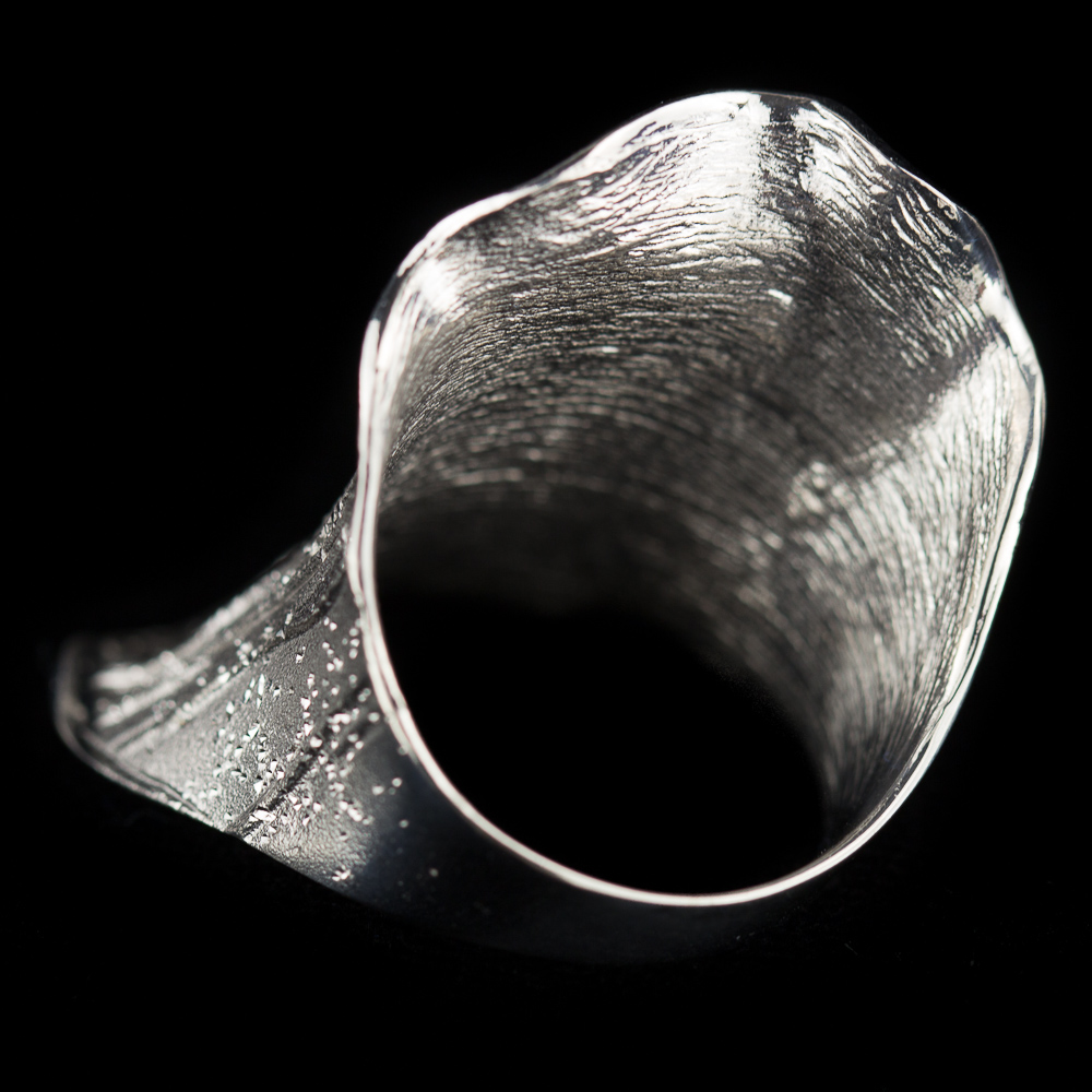 Wide silver ring with diamond cut