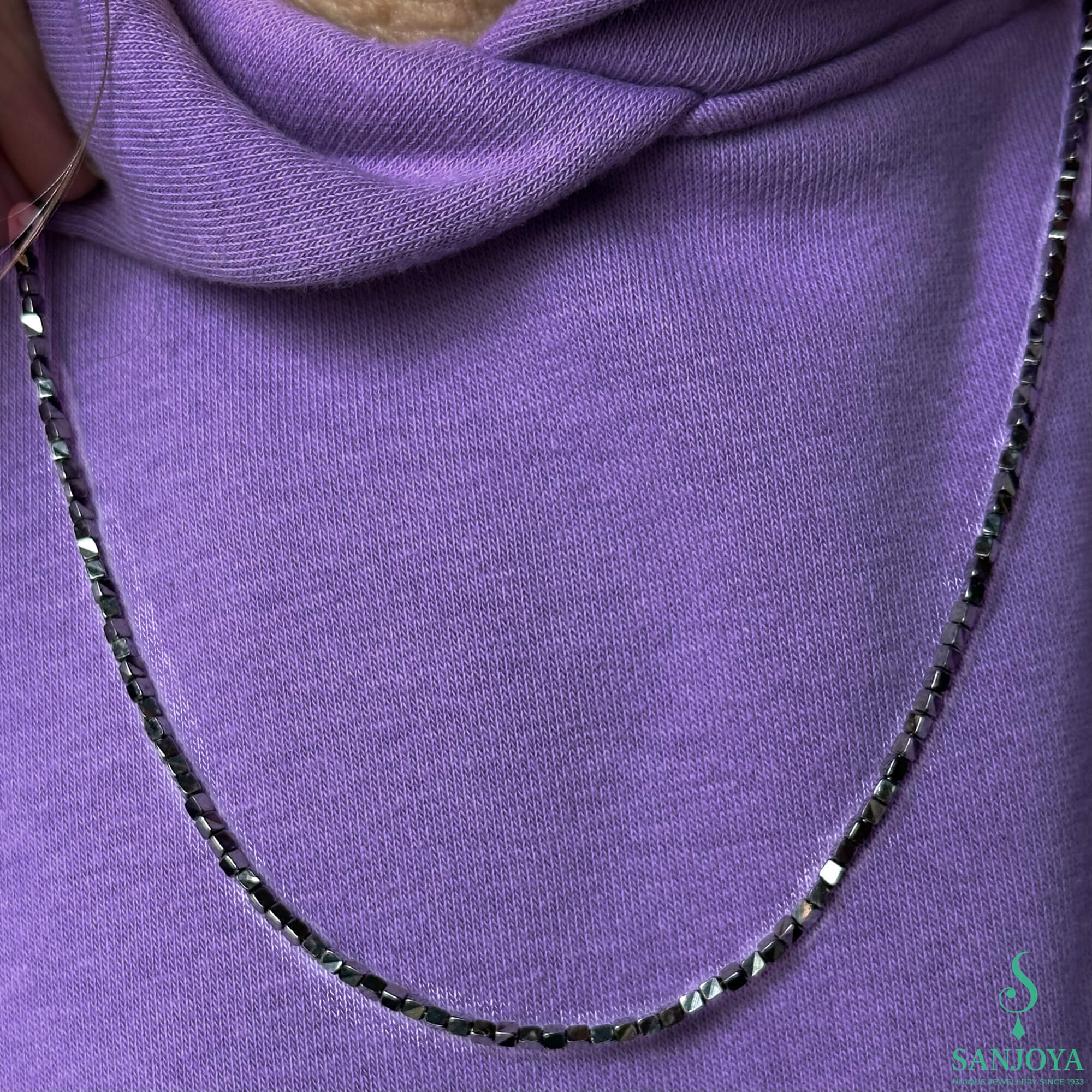 Refined block necklace made of hematite