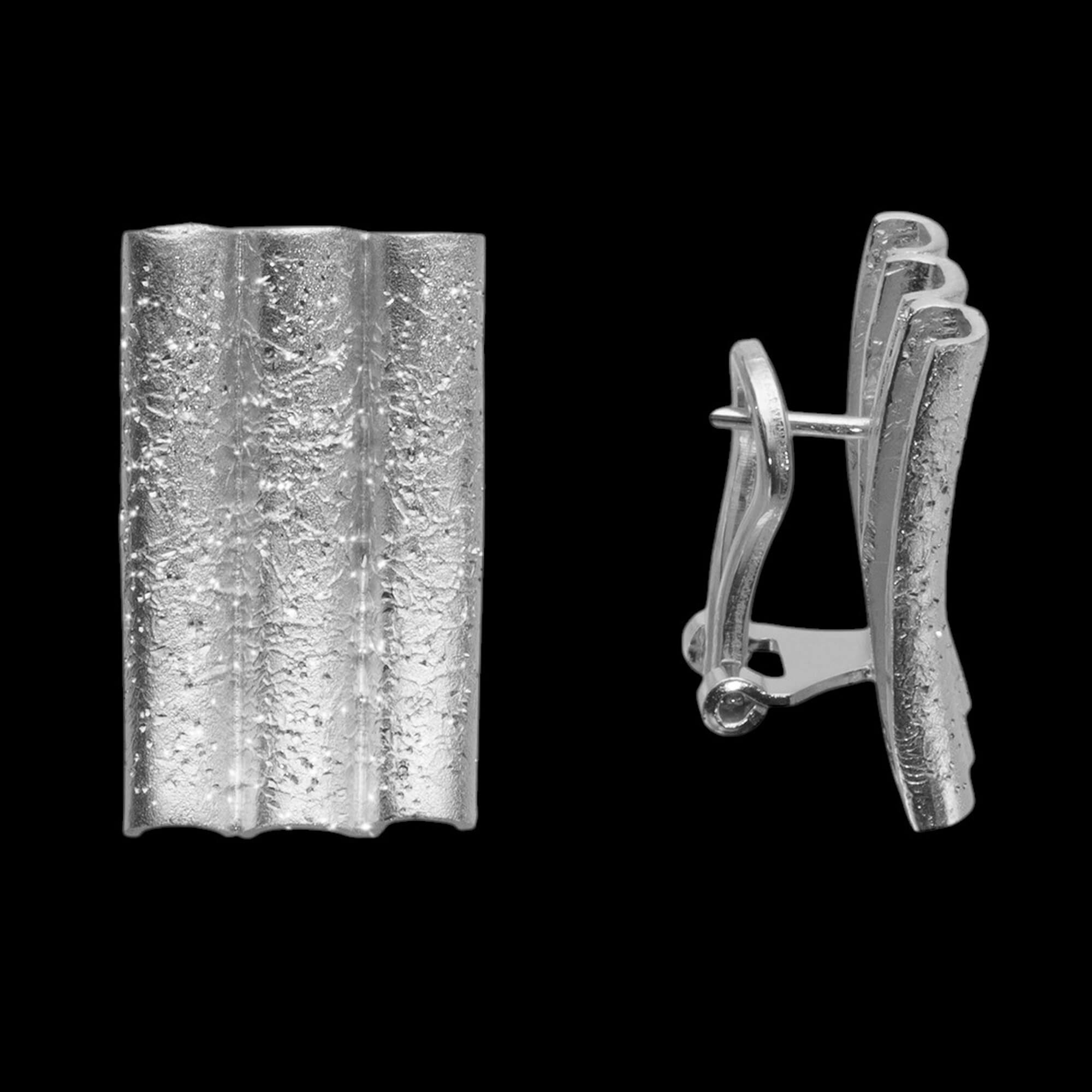 Korte, zilveren en gepolijste staafjes oorbellen