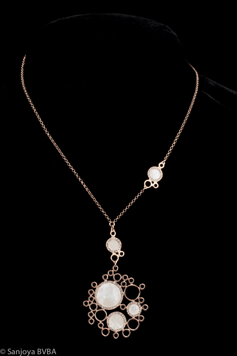 Rosé necklace with circles of mother-of-pearl and zirconia