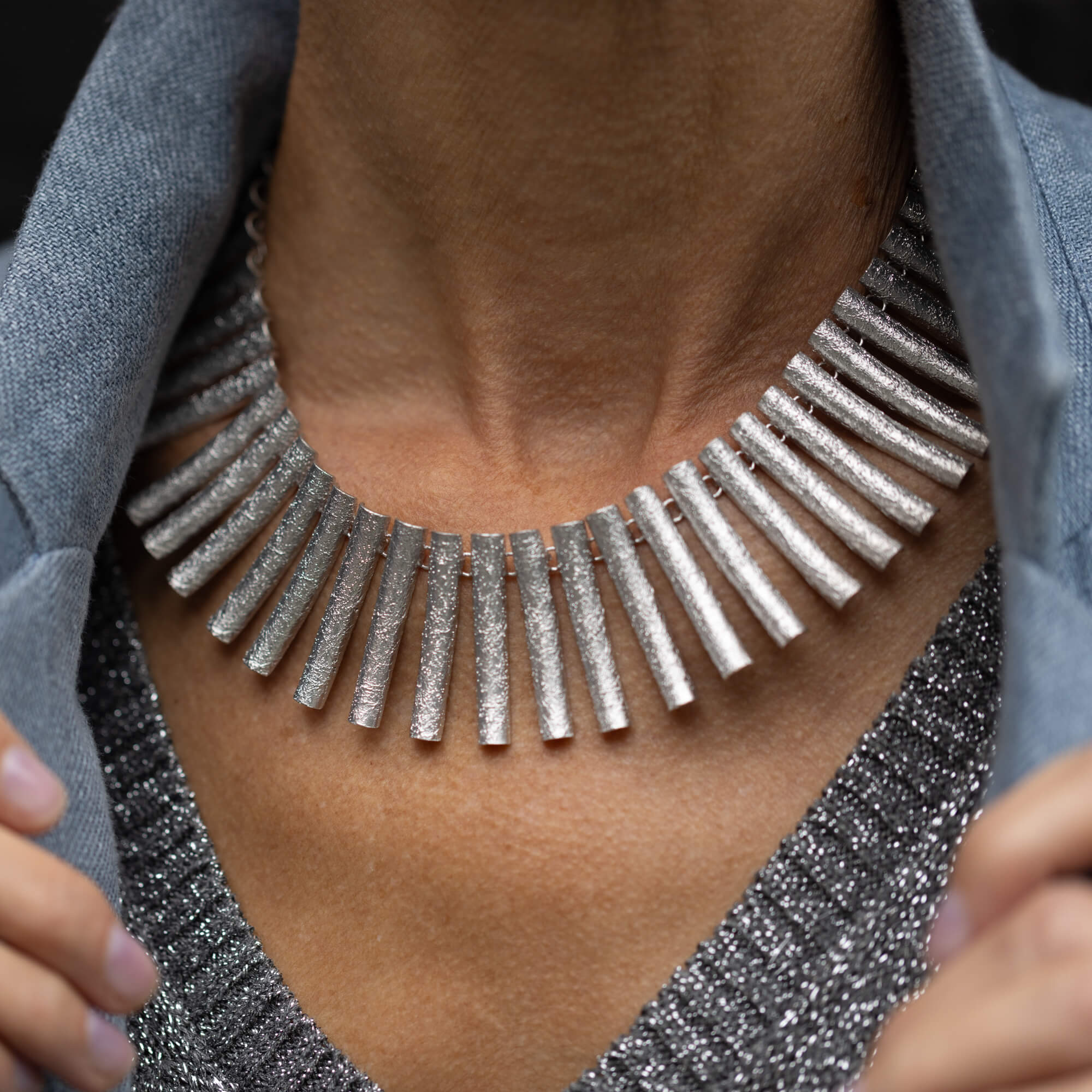 Brede en zilveren ketting met schitterende staafjes