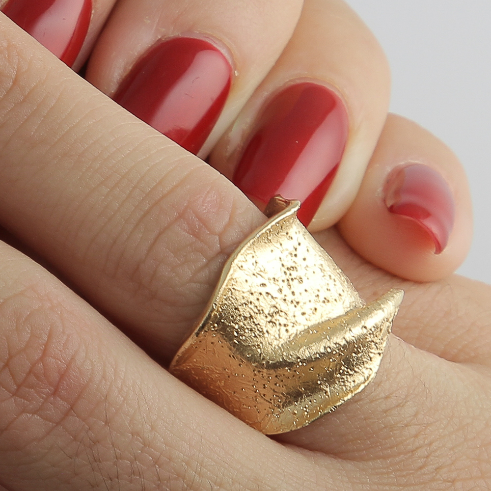 Goldplated narrow ring with diamond cut