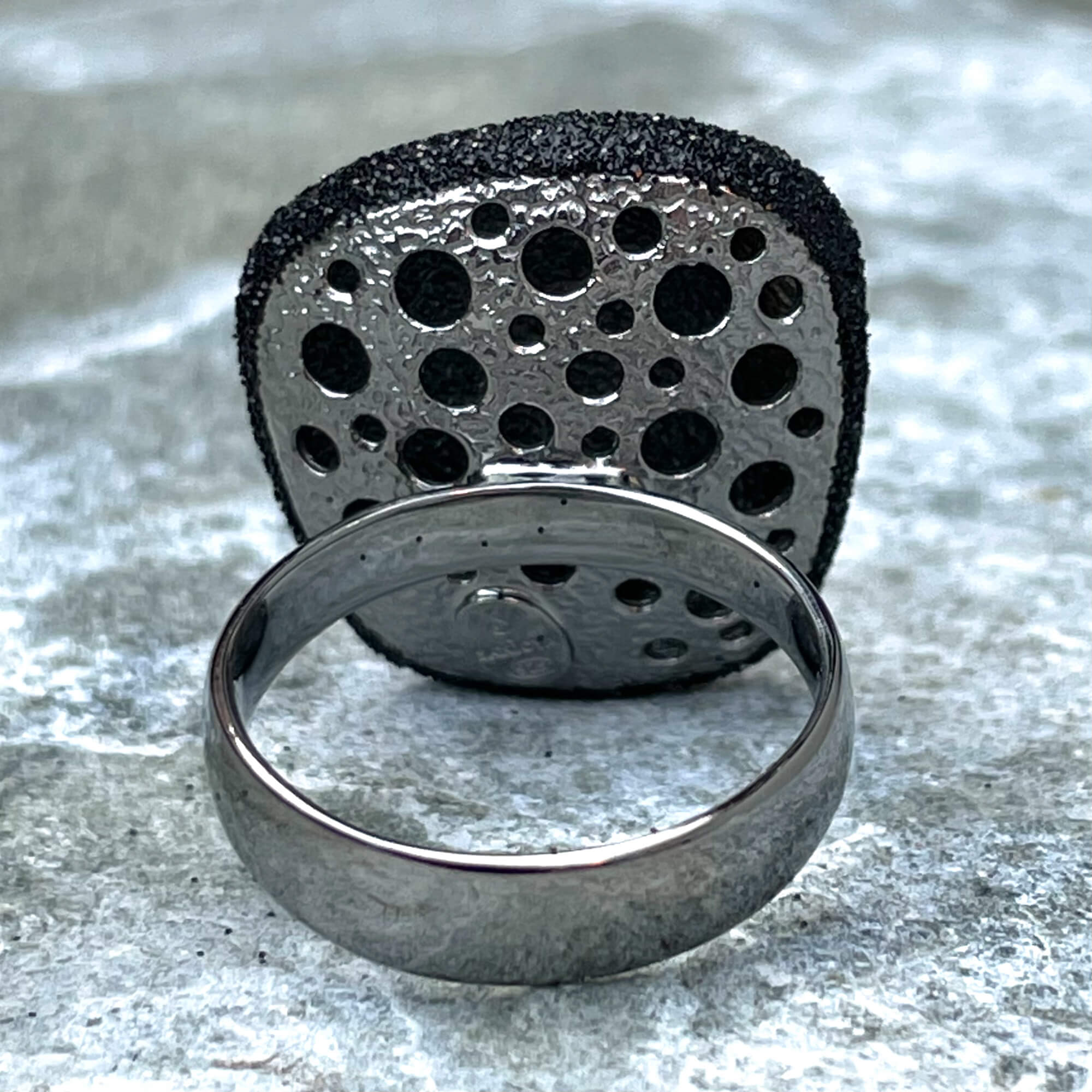 Gorgeous black ring of sterling silver