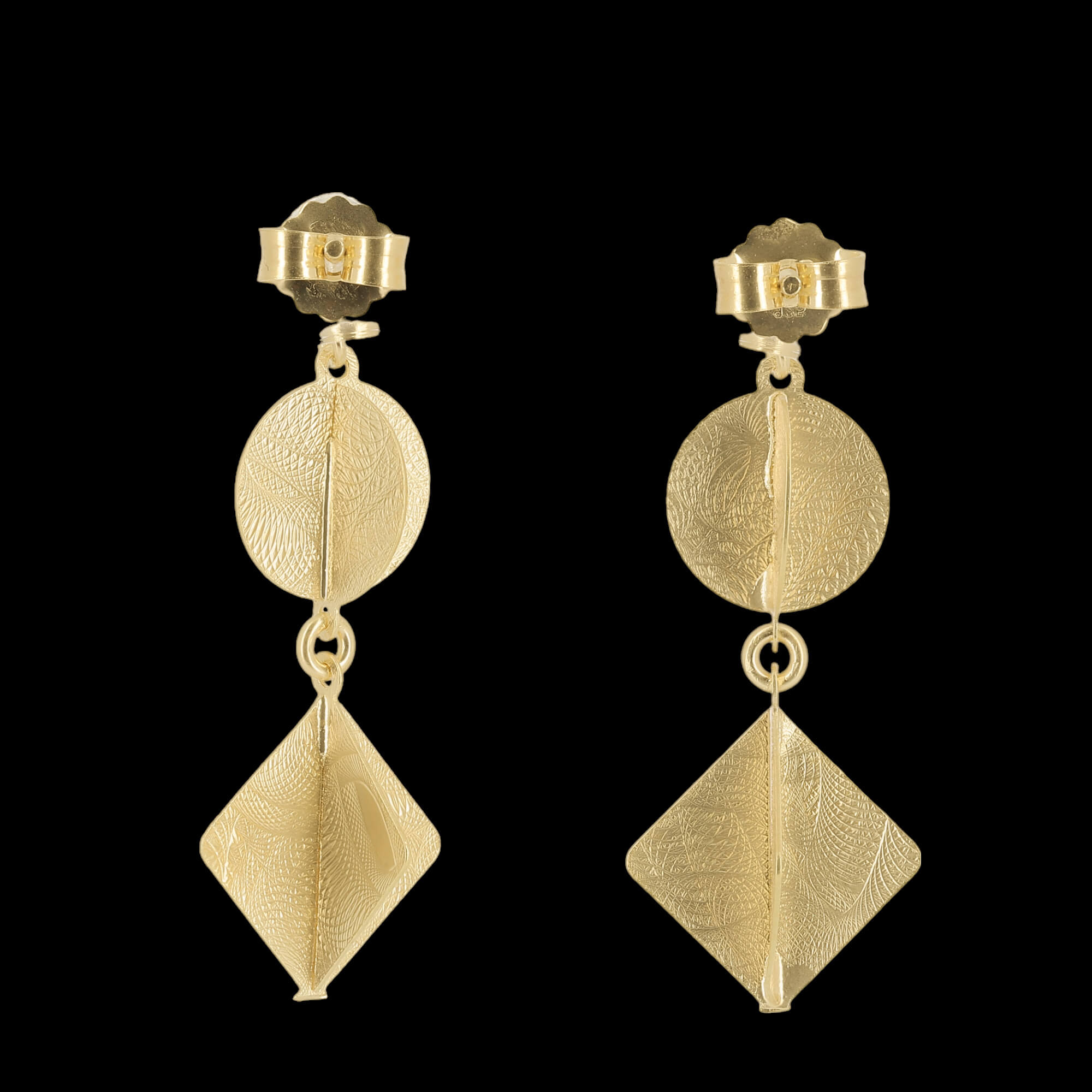 Gold -shaped short earrings