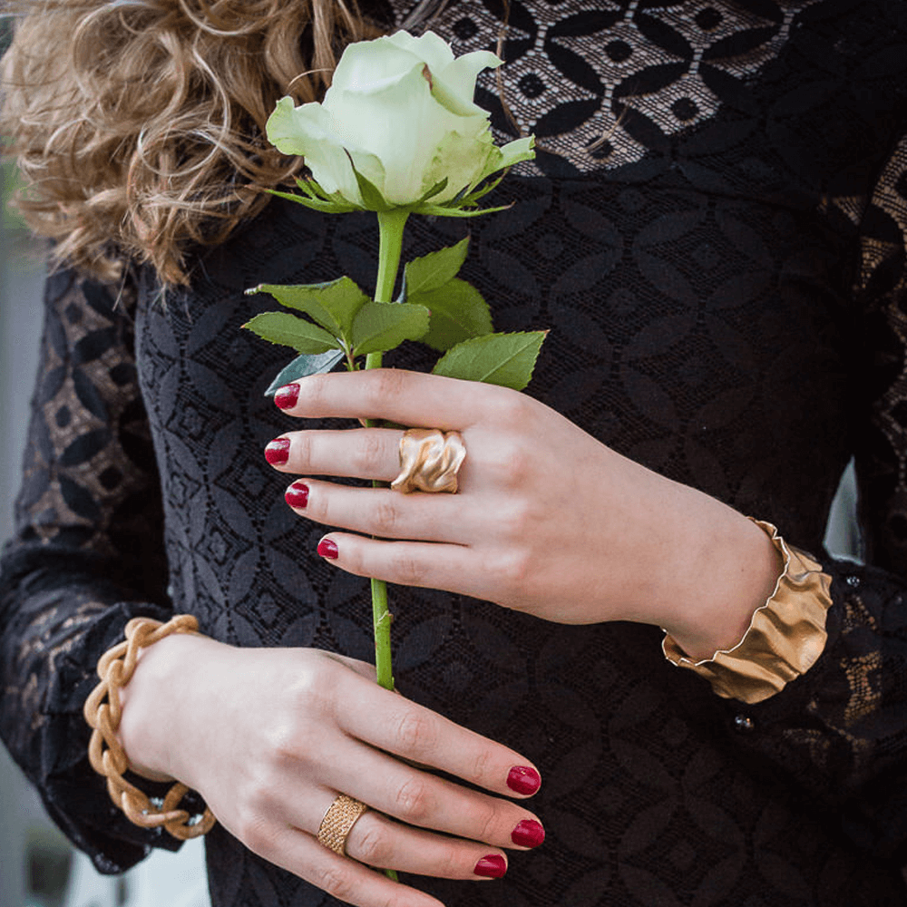 Broader folded bracelet in matt gold plated silver