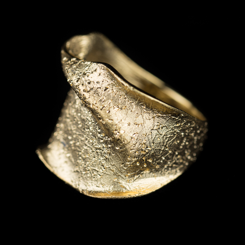 Nice and narrow ring of 18kt gold, irregular shape and diamond. Trendy appearance on the finger! From the Sanjoya collection