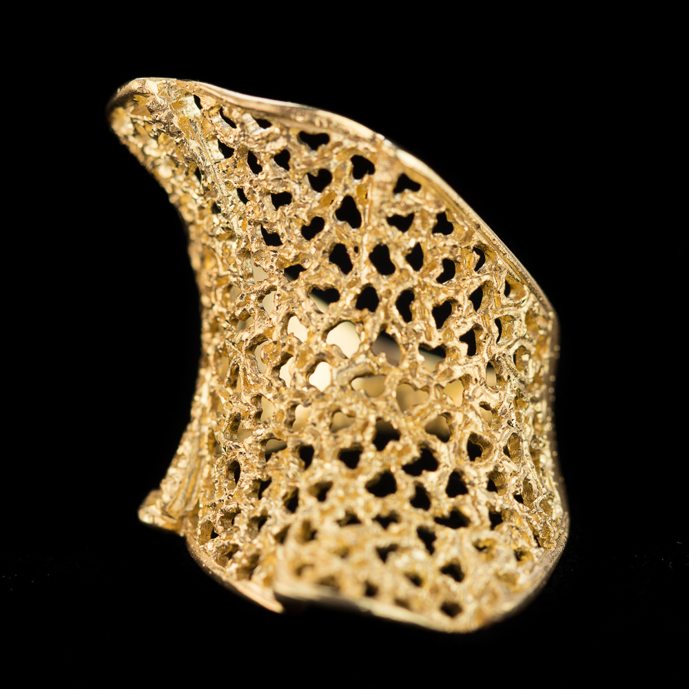 Refined gold plated ring with glare