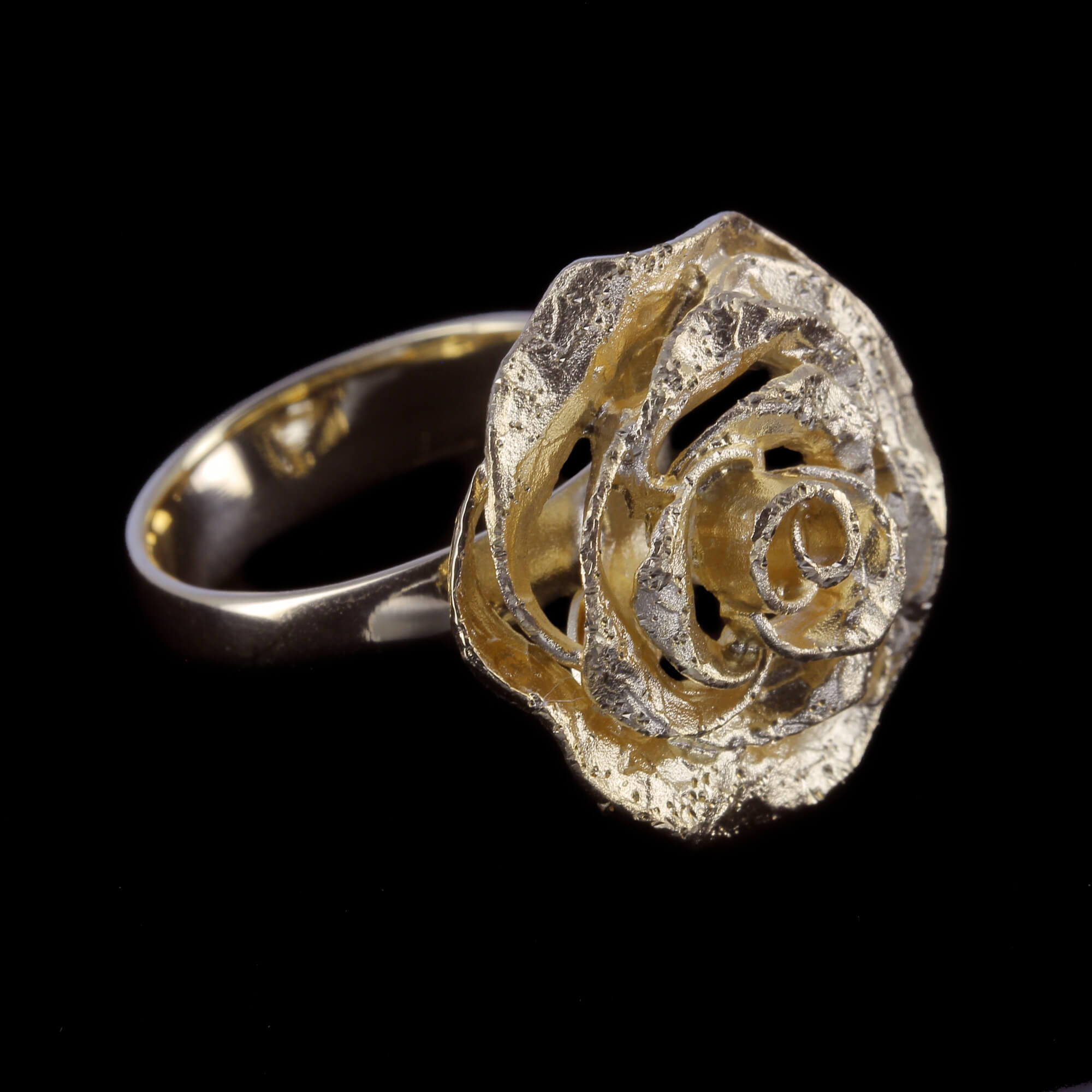 Glittering gold flower ring