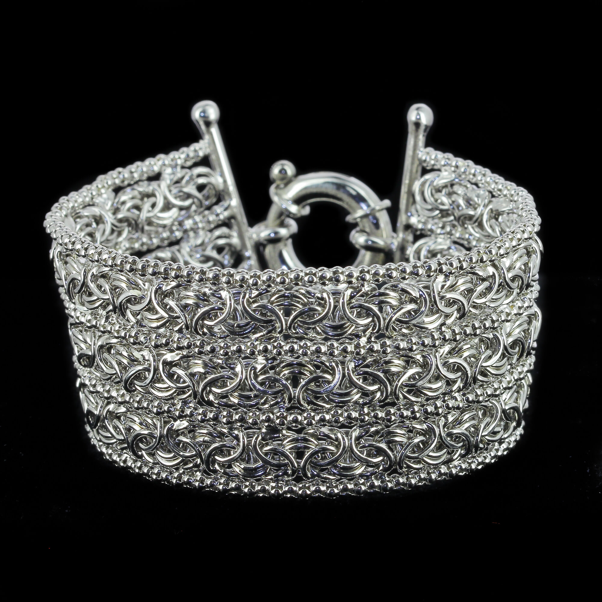 Bewerkte en brede zilveren armband