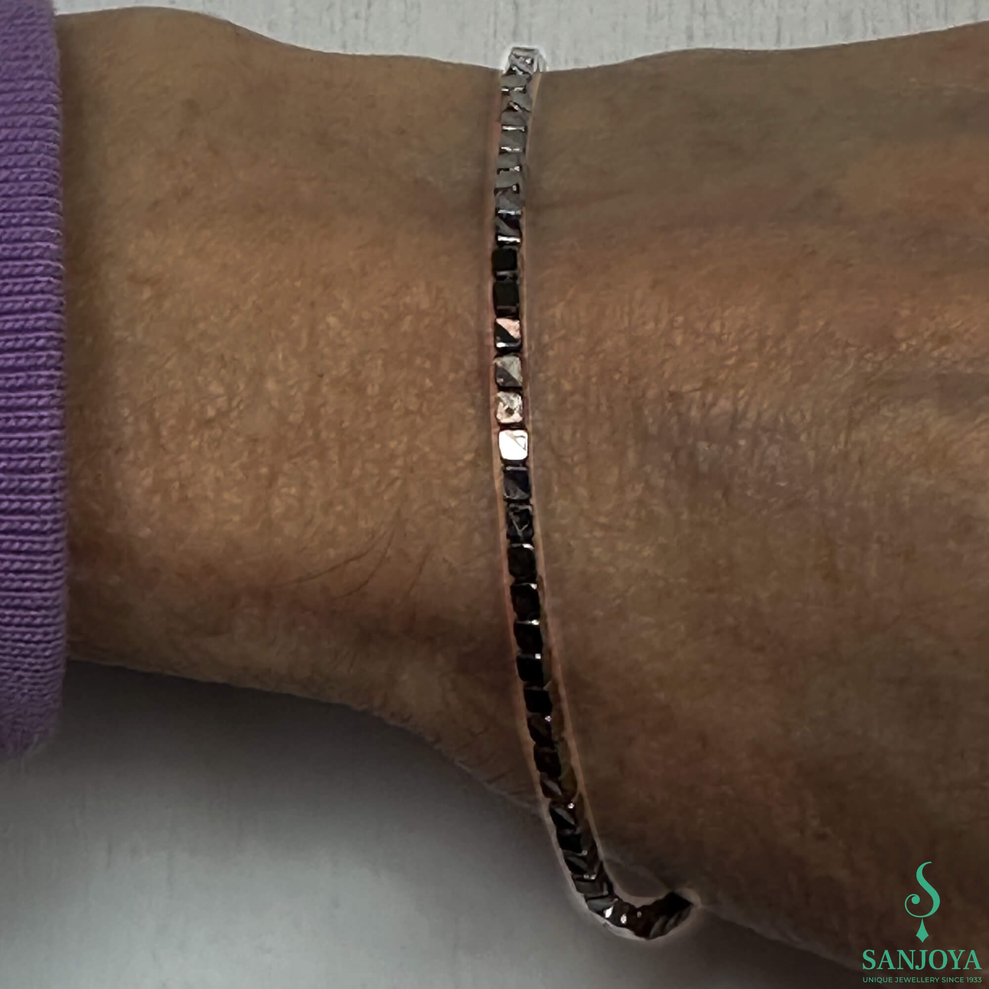 Refined block bracelet made of hematite