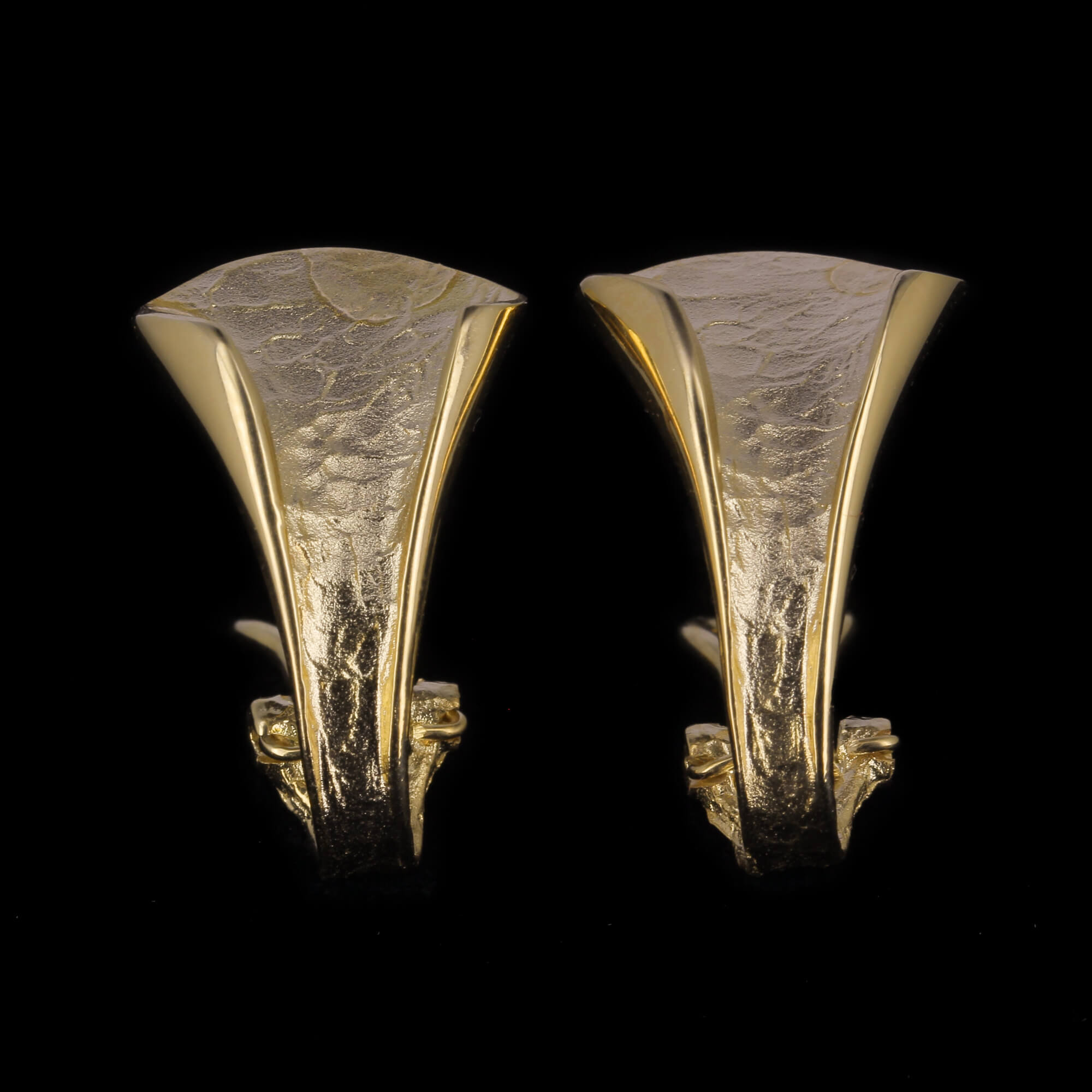 Gold-plated and polished earrings in V-form