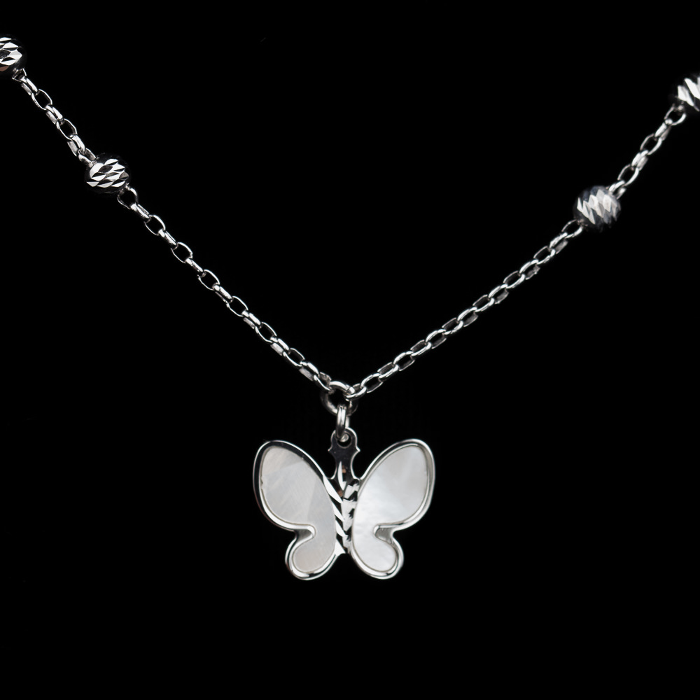SC0914003 - Zilveren ketting met een vlindertje van parelmoer
