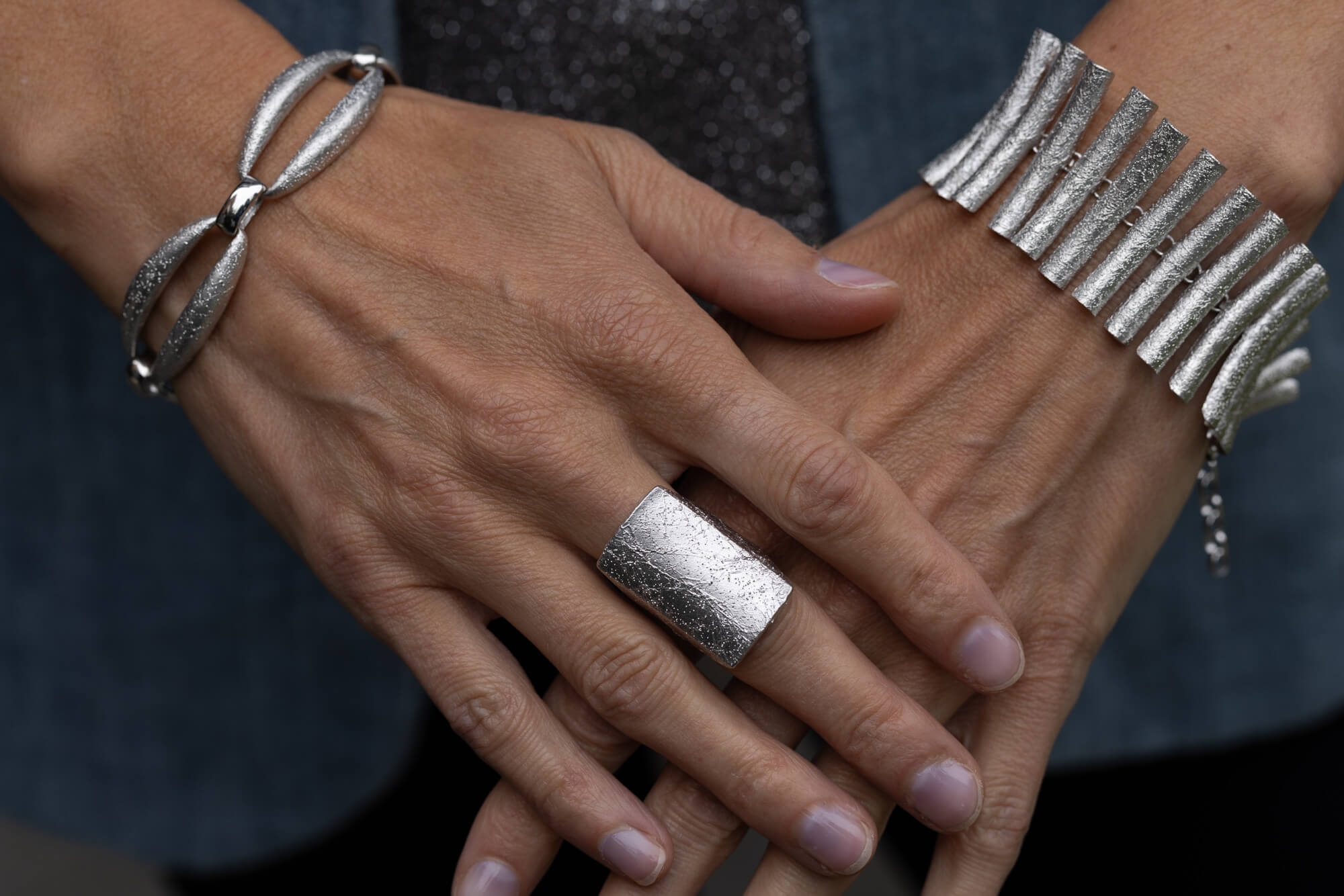 Brede, zilveren en schitterende staafjes armband