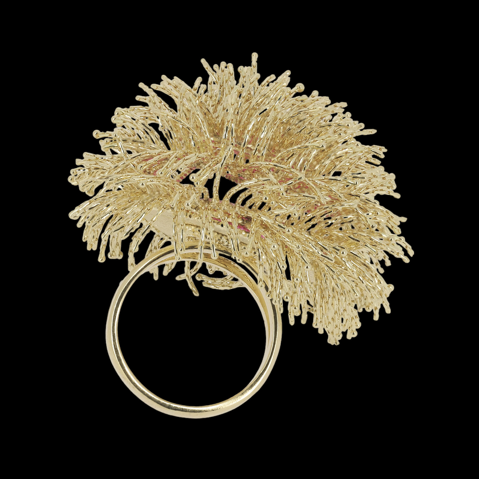 A large 18kt gold ring with fringes