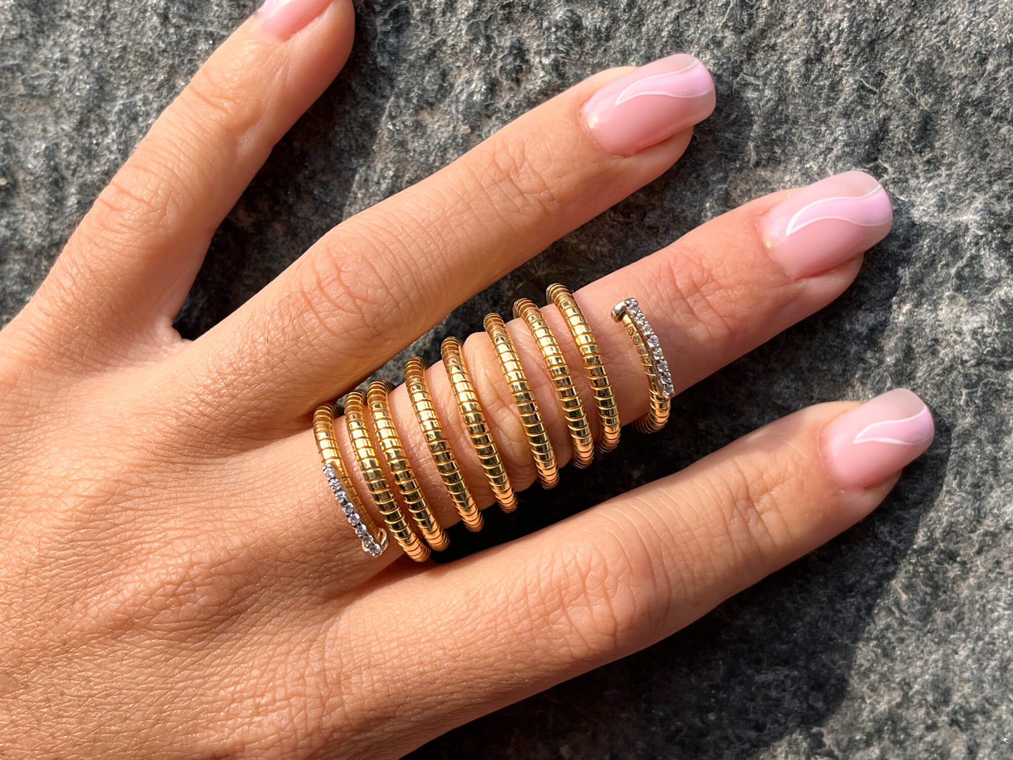 Gilt and spiral-shaped ring with Zirconia