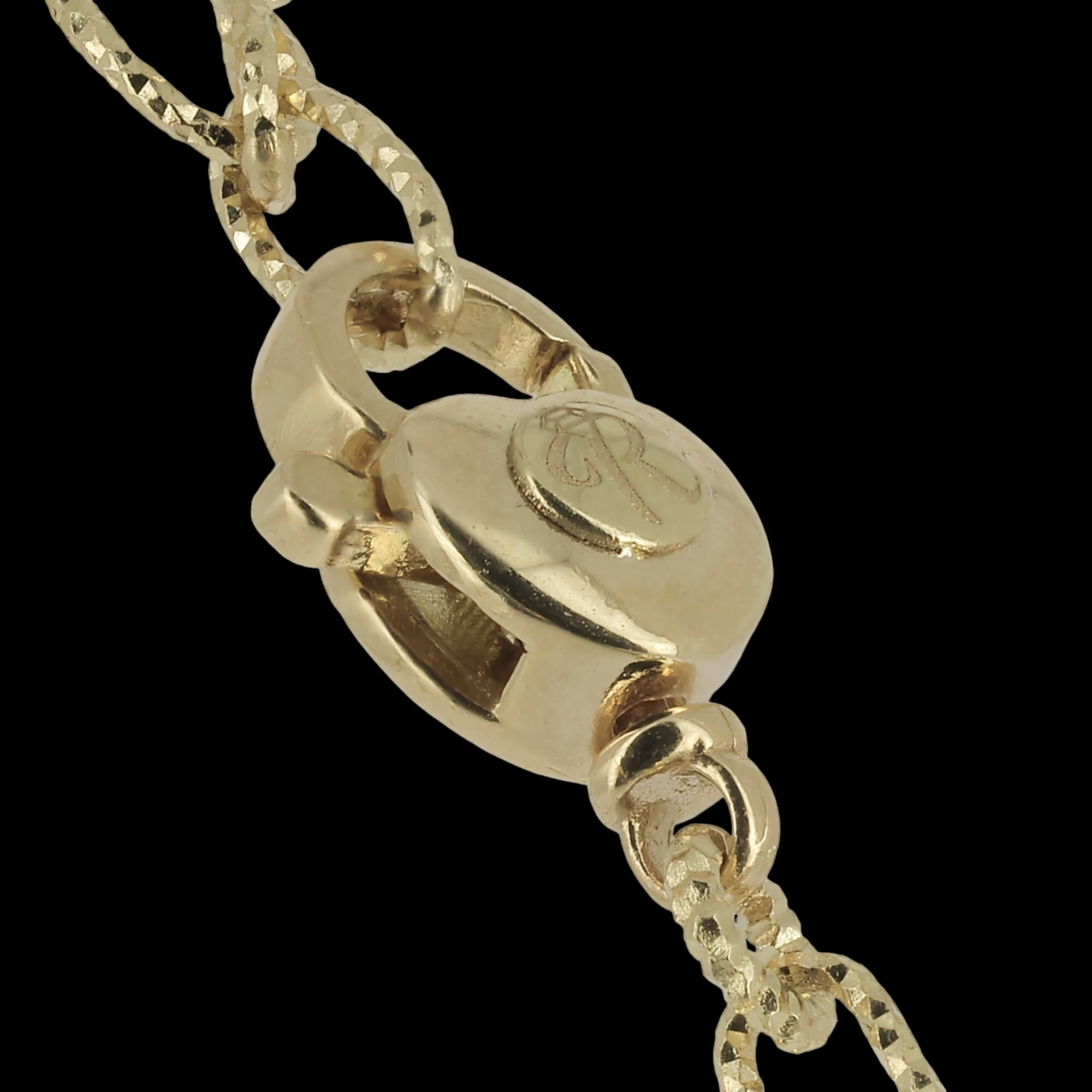 Gold chain made of 18kt gold with a decorated pendant