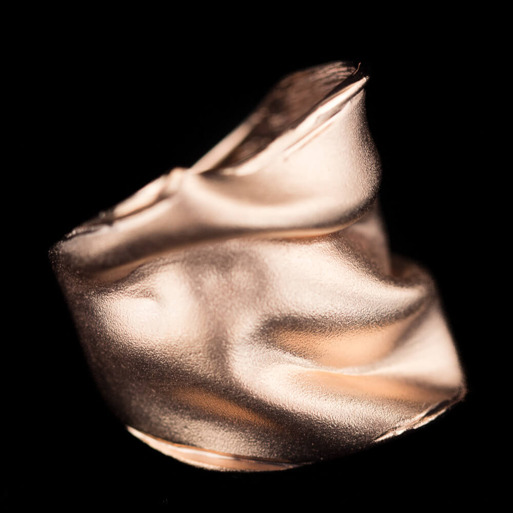 Matte and lightly folding rosé ring with polished edge 18 kt