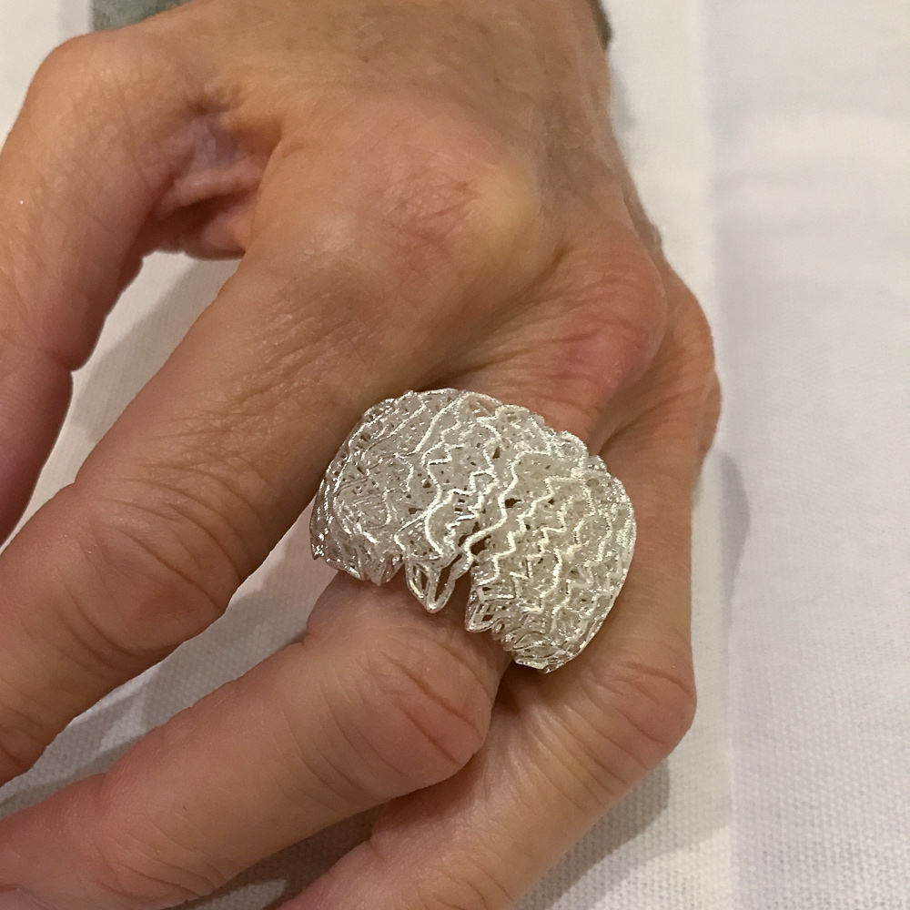 EK1016001 - Witte openbewerkte ring