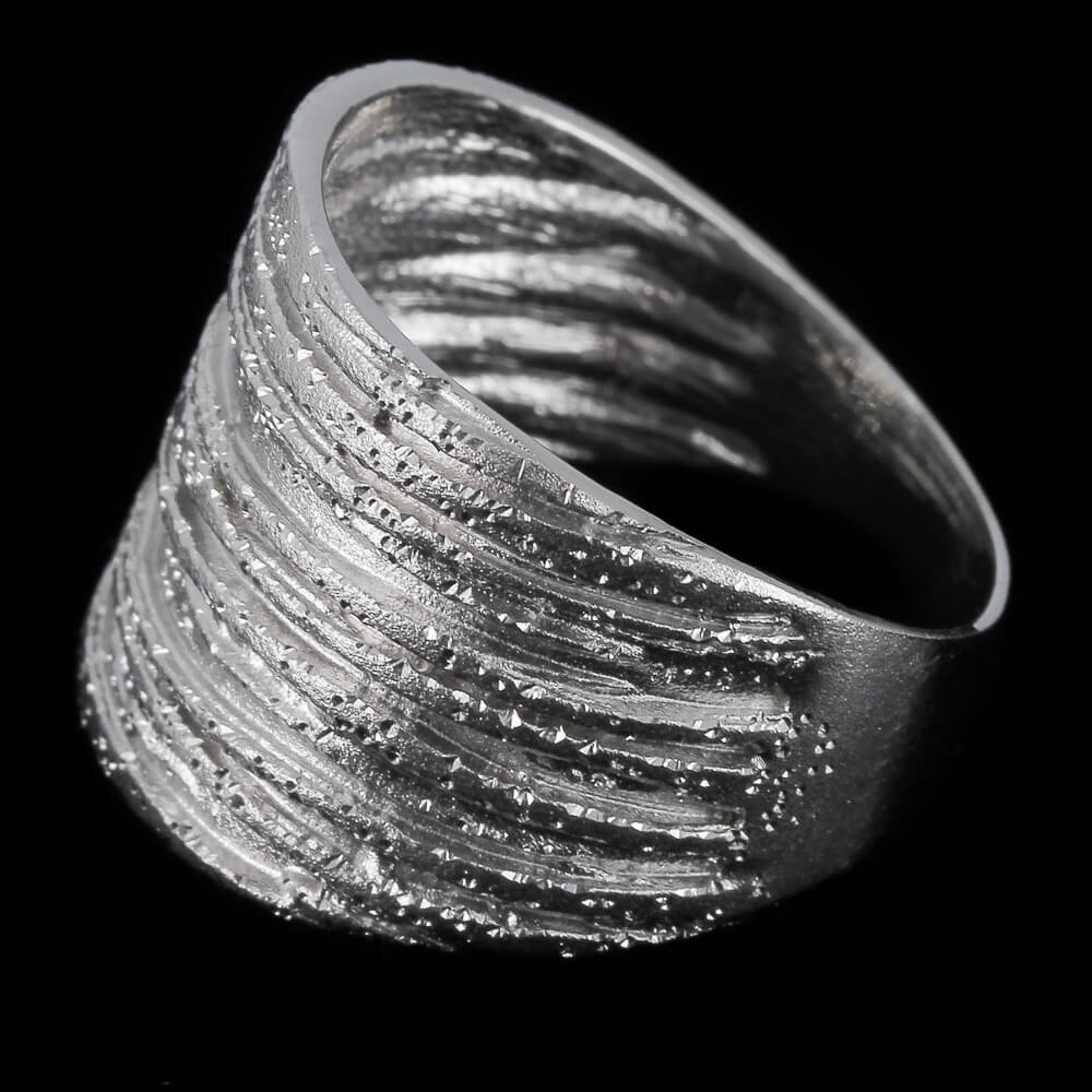 Cute ring of sterling silver. The ring is beautiful and refined striped. The entire diamonded Sanjoya collection fits here