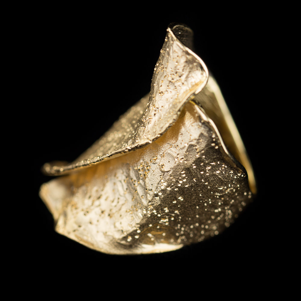 Wavy gold ring with sparkles, 14kt