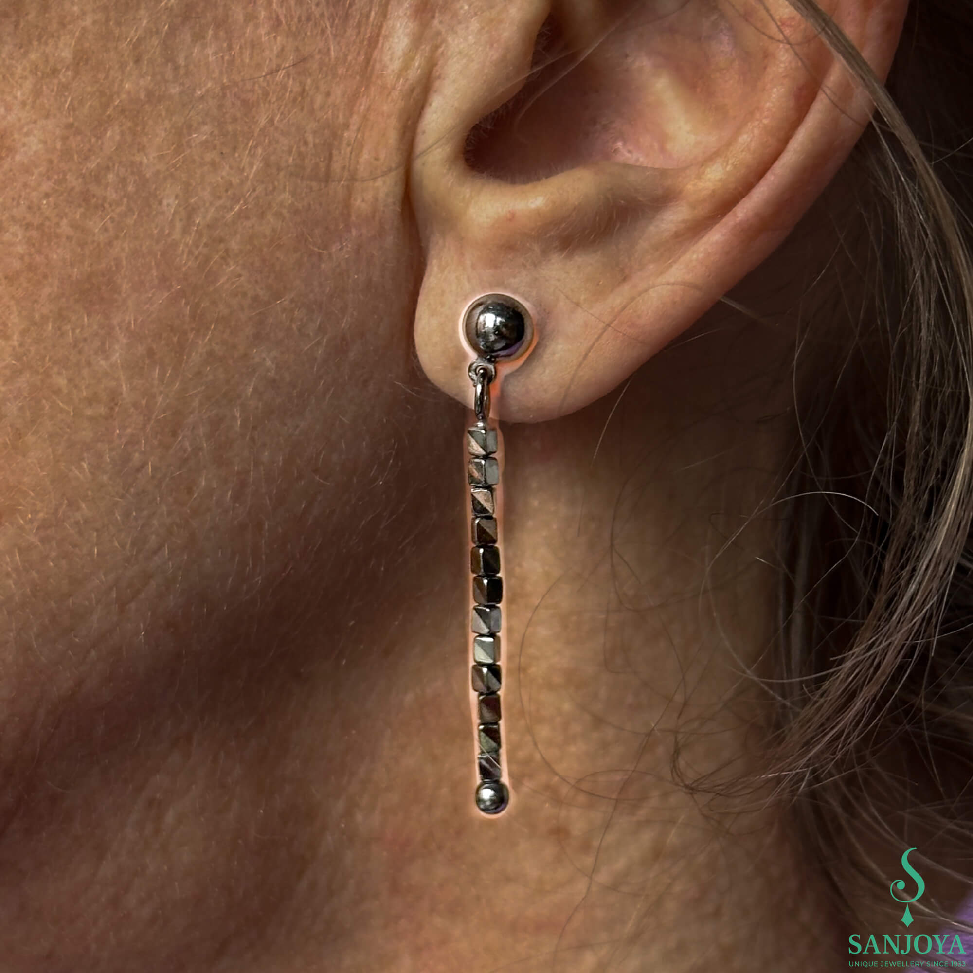 Long block earrings made of hematite
