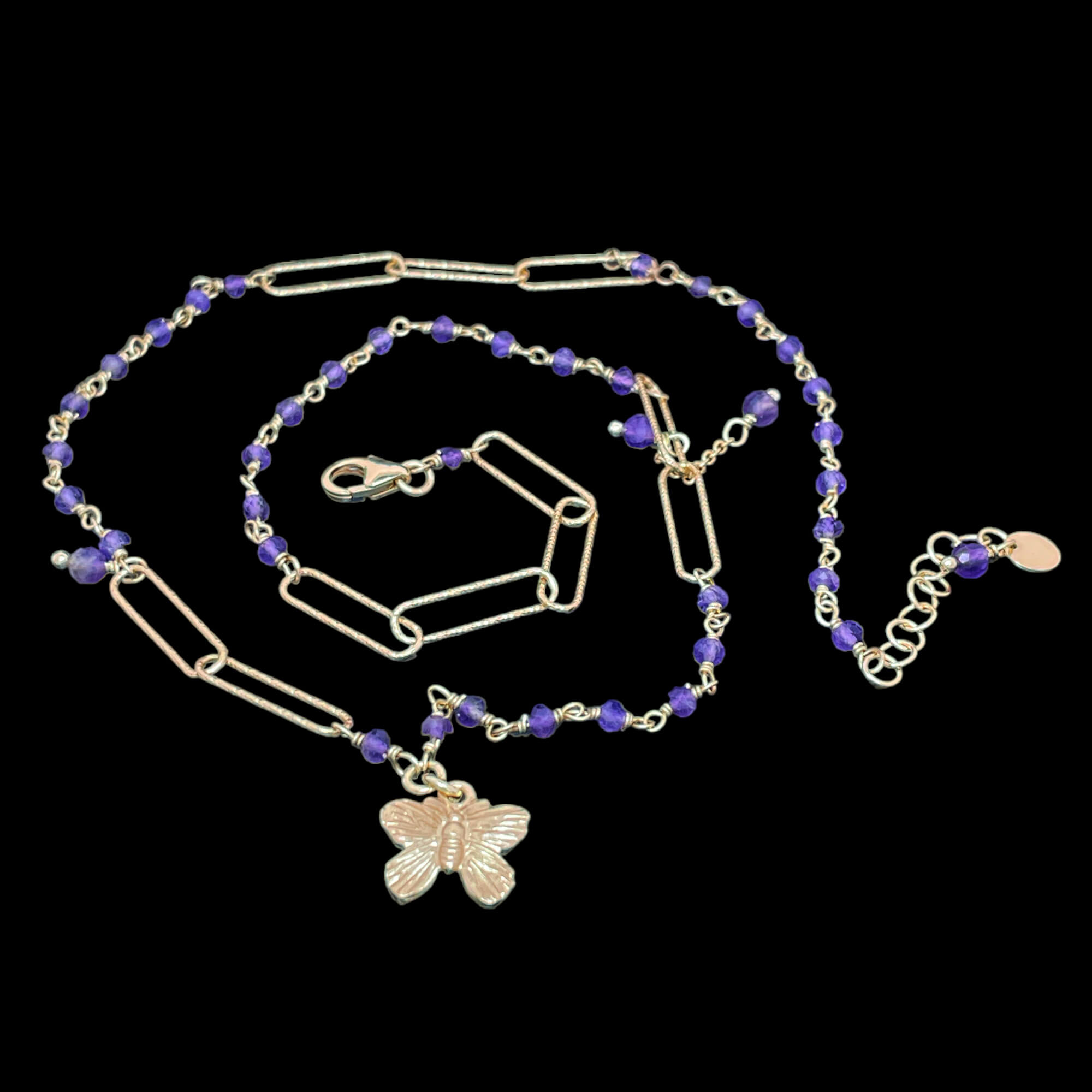 Collier plaqué or avec pierres d'améthyste et papillon