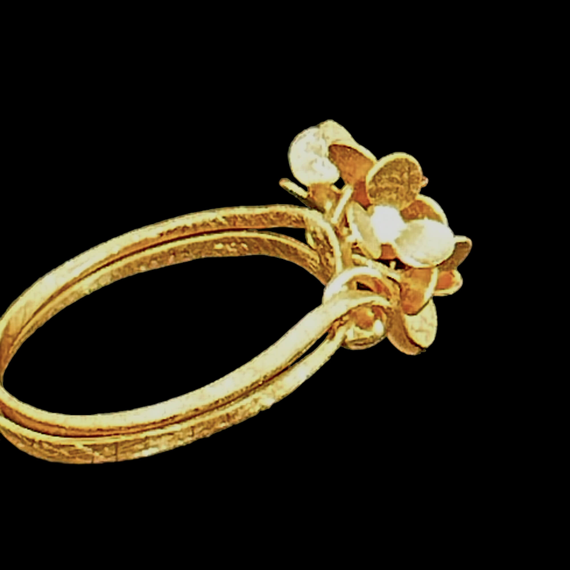 Refined 18kt gold flower ring with a diamond