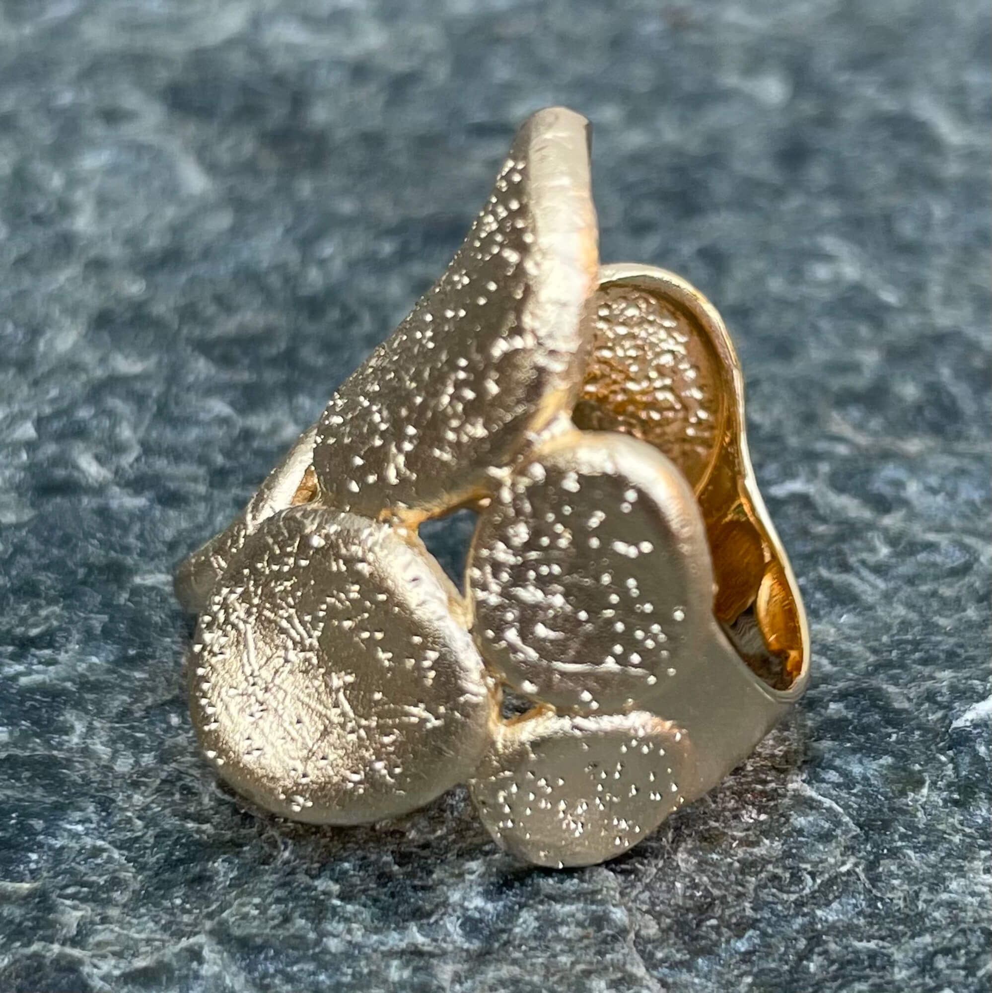 Gold-plated ring with oval-shaped operations