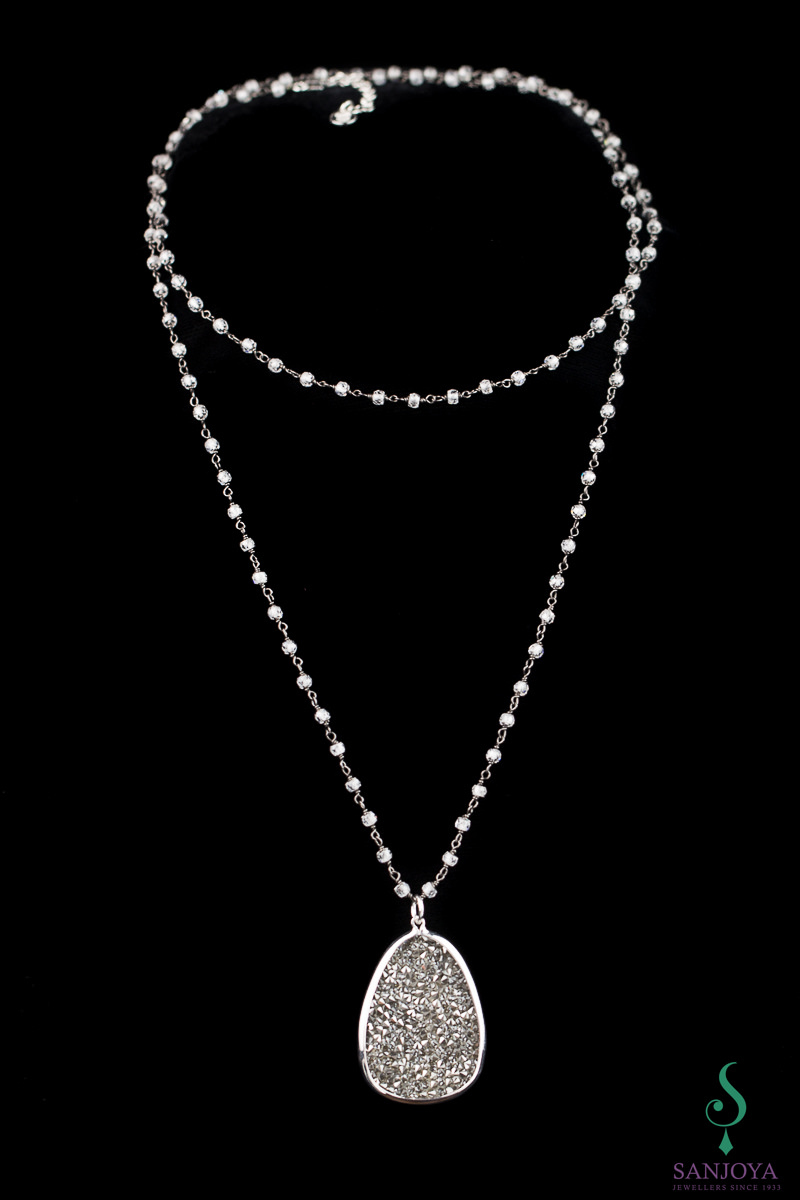 Long necklace with pendant of black hematite and crystal