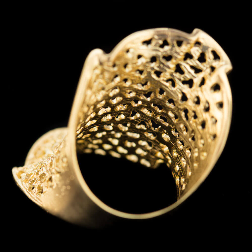 Verfijnde gouden ring, gediamanteerd met gaatjes 18Kt