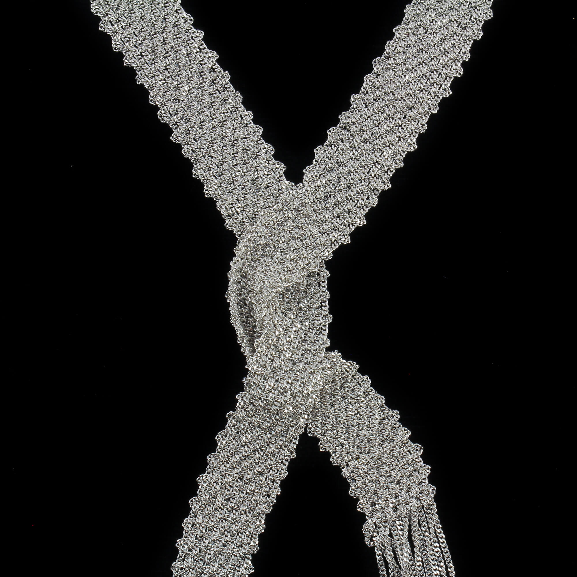 Silver scarf of interwoven chains
