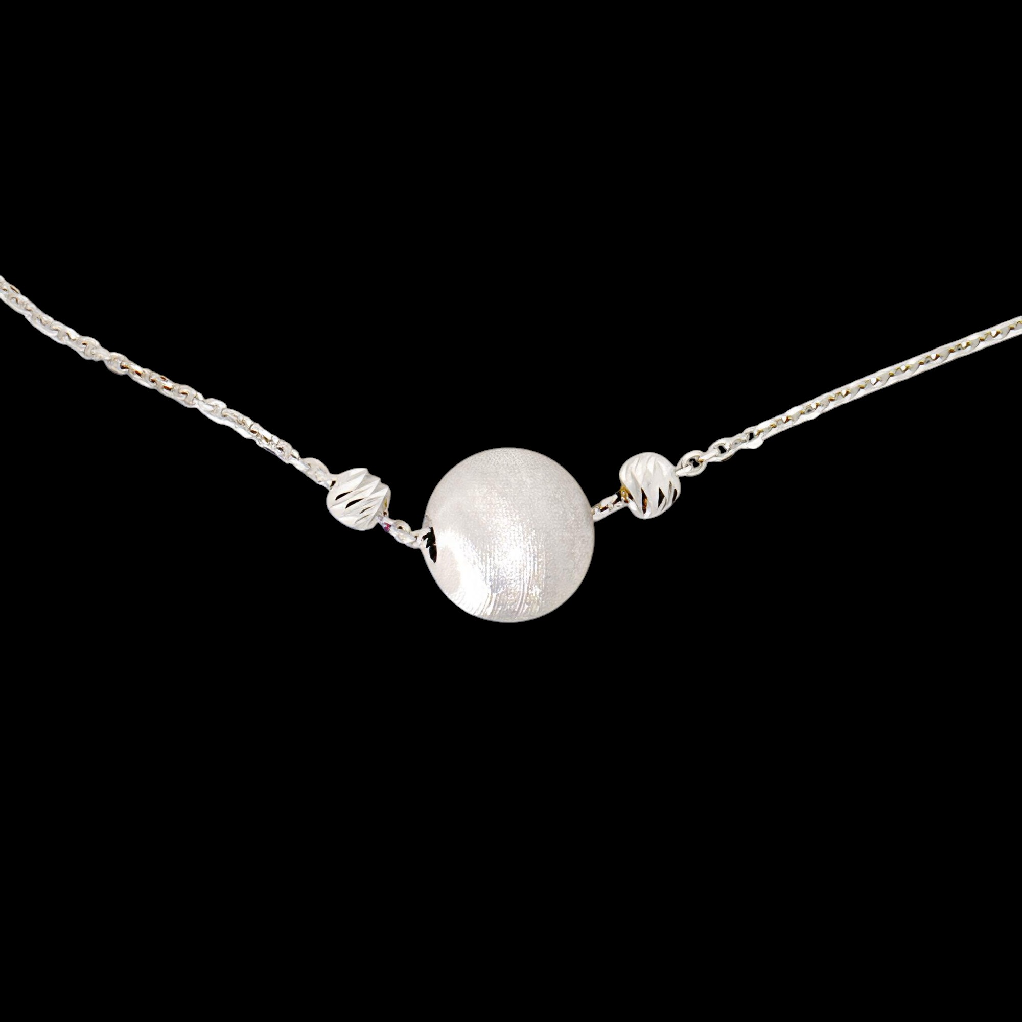 Collier court en argent avec un pendentif sphérique mat