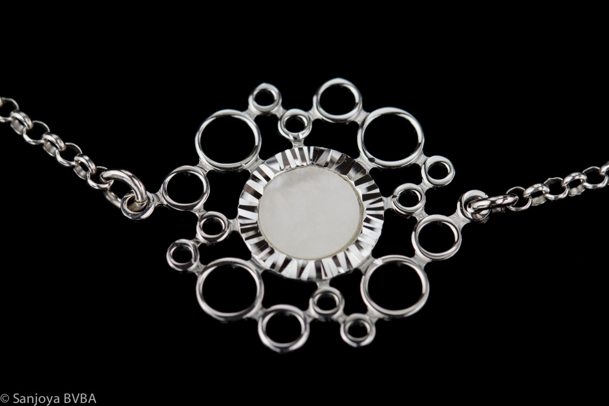 Silver bracelet with circle in mother of pearl