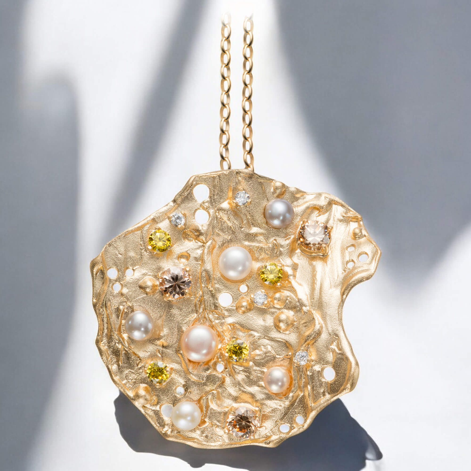 Grand pendentif mat et plaqué or avec perles et pierres colorées Grand pendentif mat et plaqué or avec perles et pierres colorées
