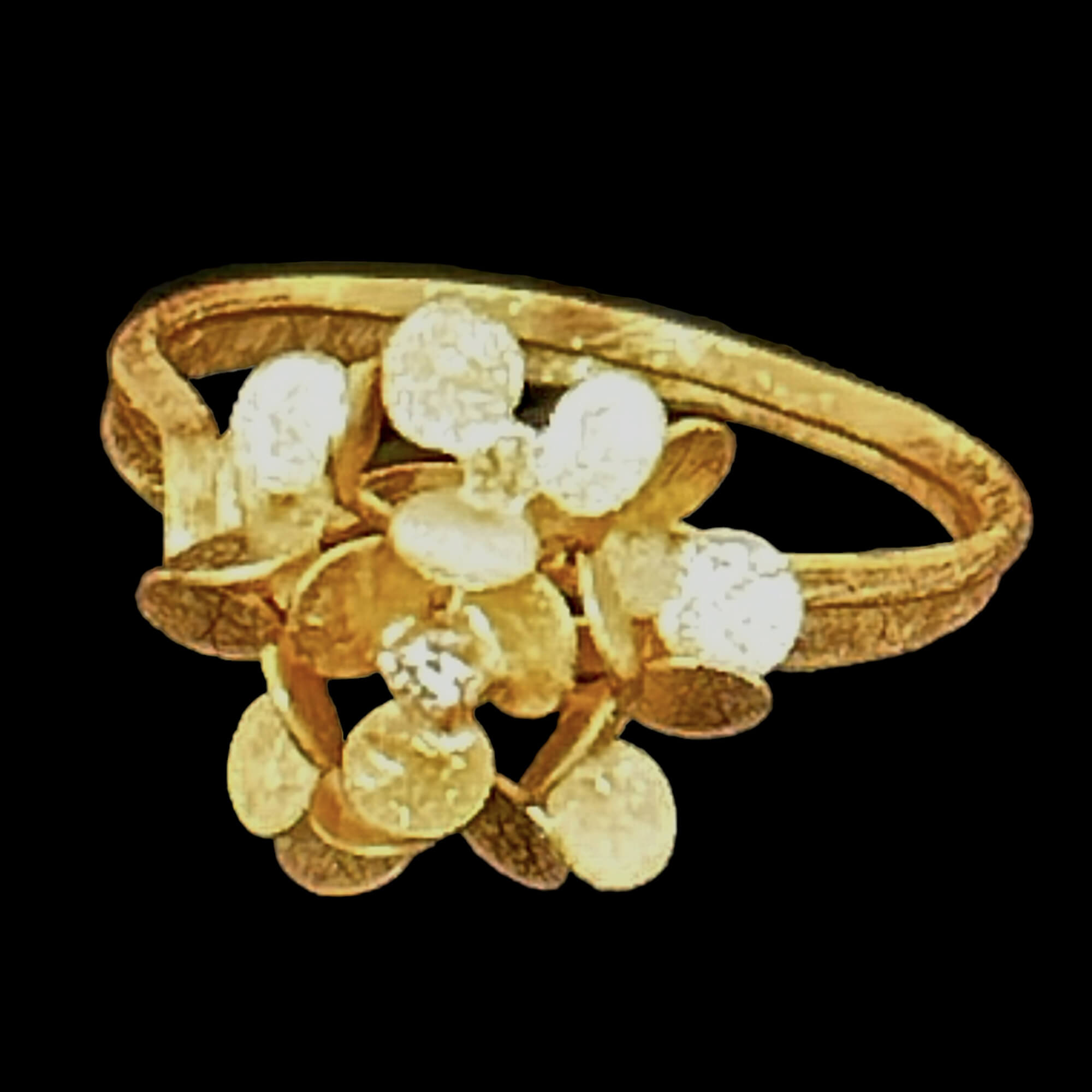 Refined 18kt gold flower ring with a diamond