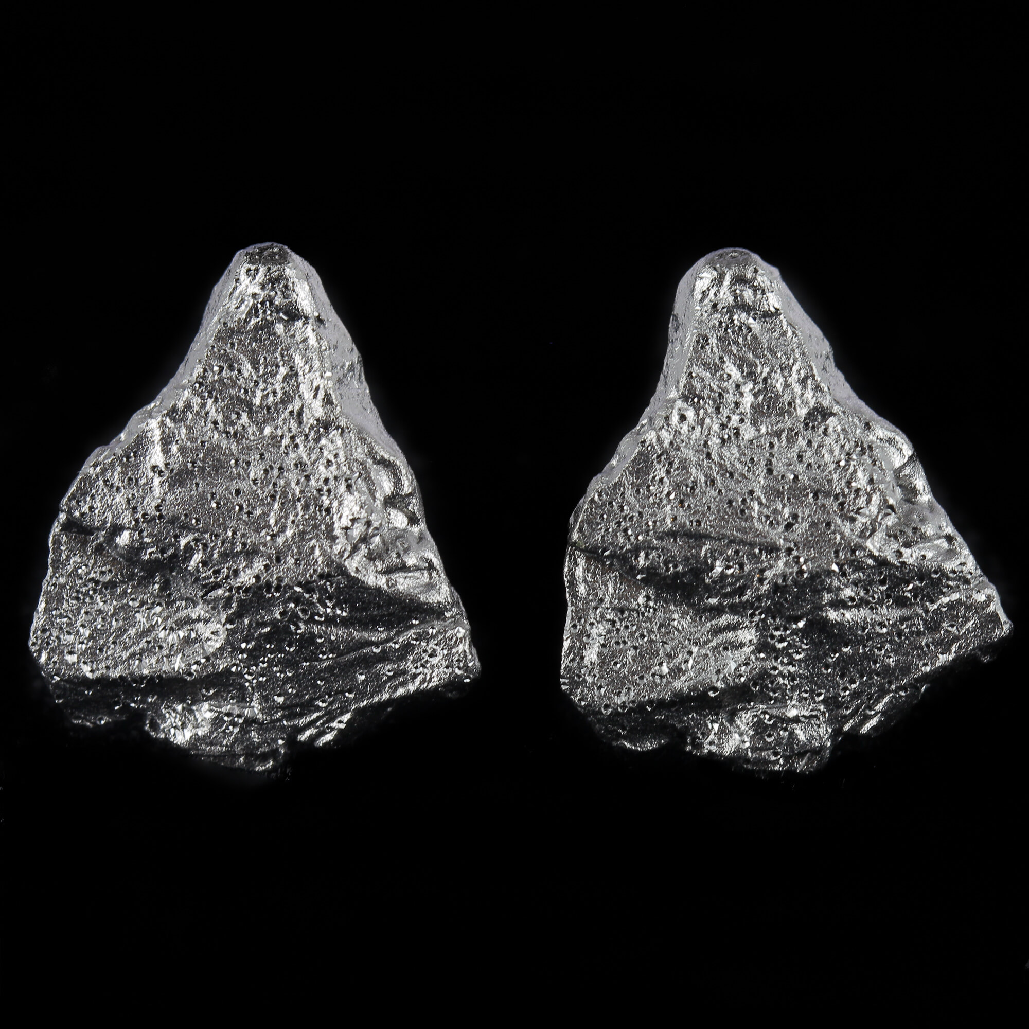 Silver -gray short stone -shaped earrings